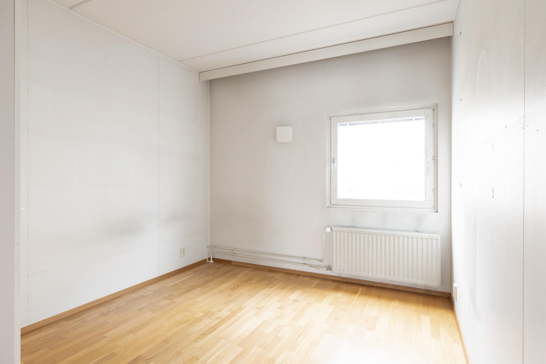 Alakerran ensimmäinen makuuhuone