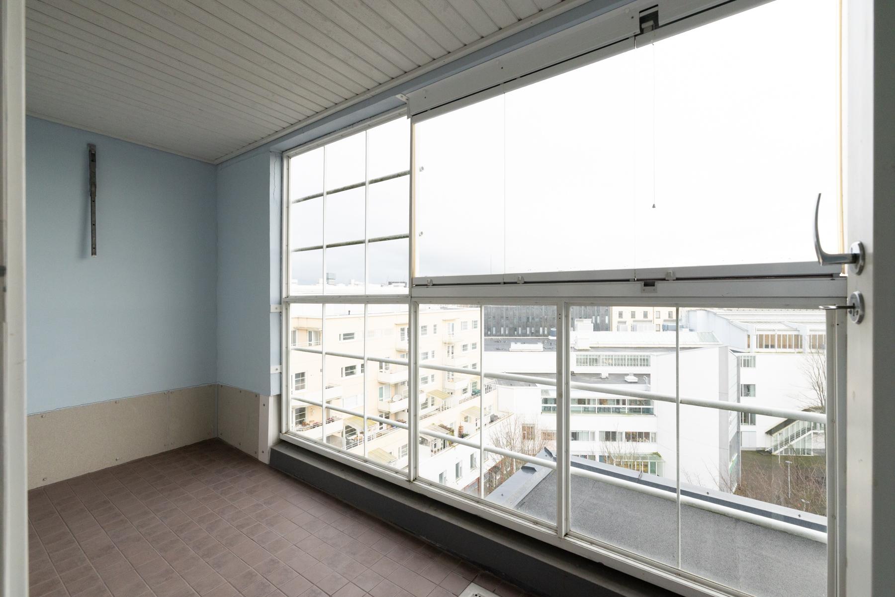 Lasitettua yläkerran parveketta