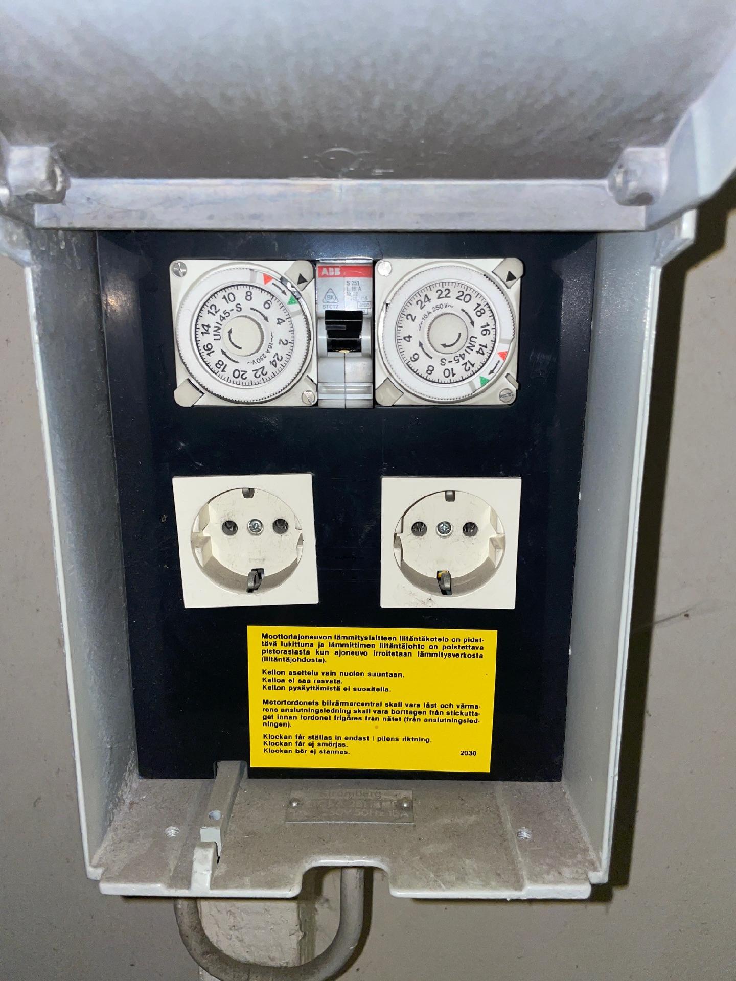 Autotallipaikan sähköpistoke