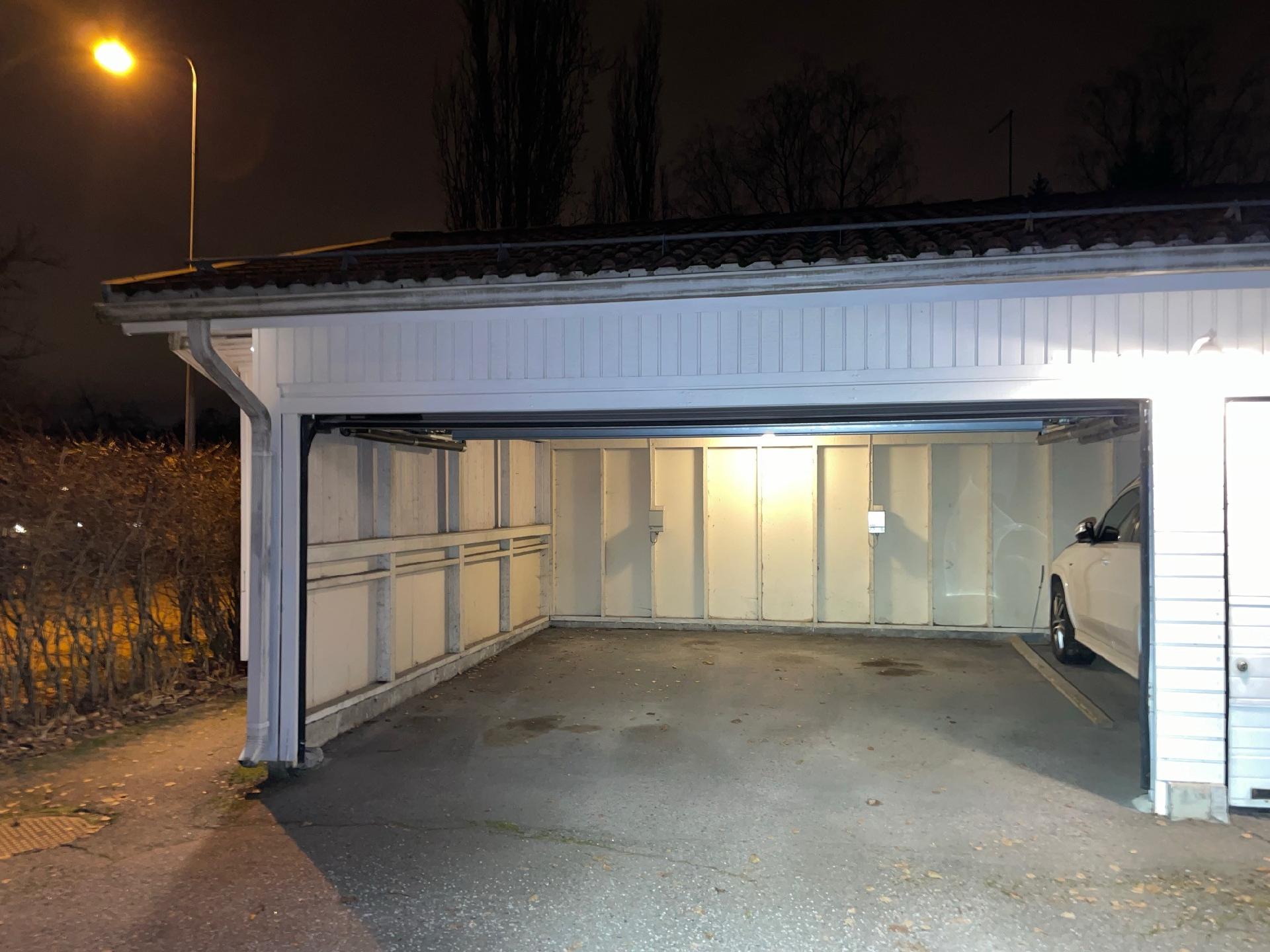 Huoneiston B autotallipaikka (oikealla)