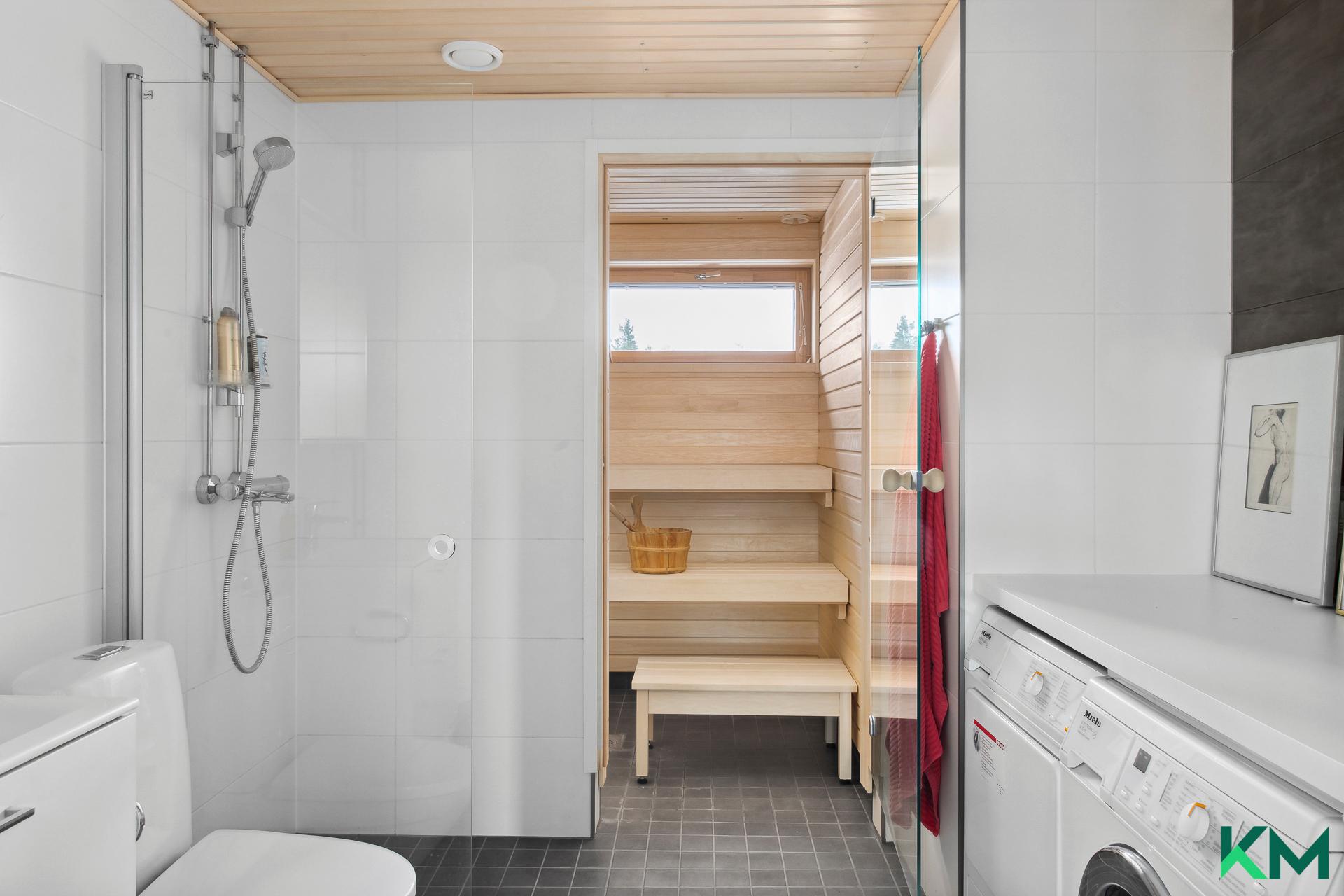 Tilava kylpyhuone, josta käynti omaan saunaan.