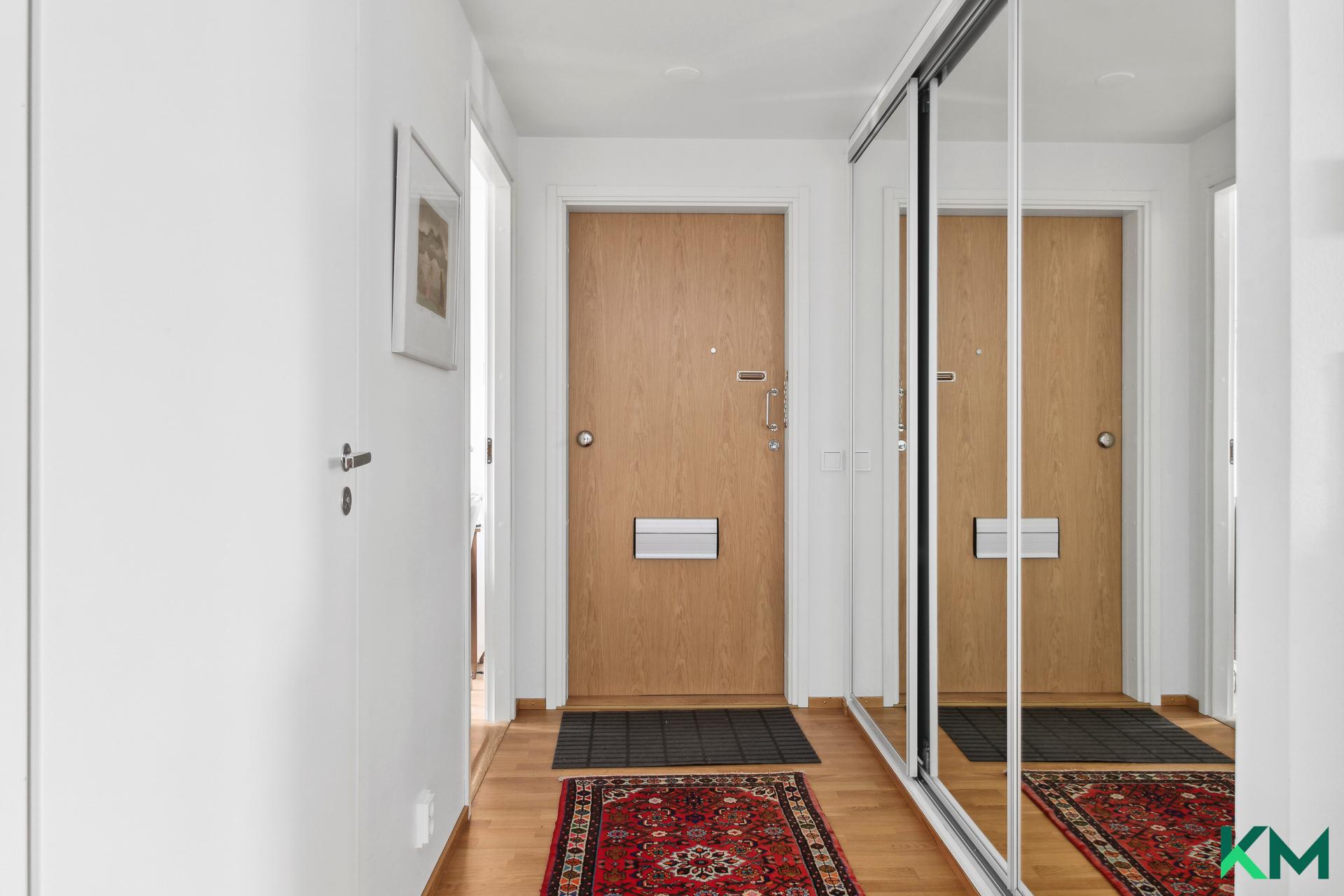 Eteisessä peililiukuovikaapistot