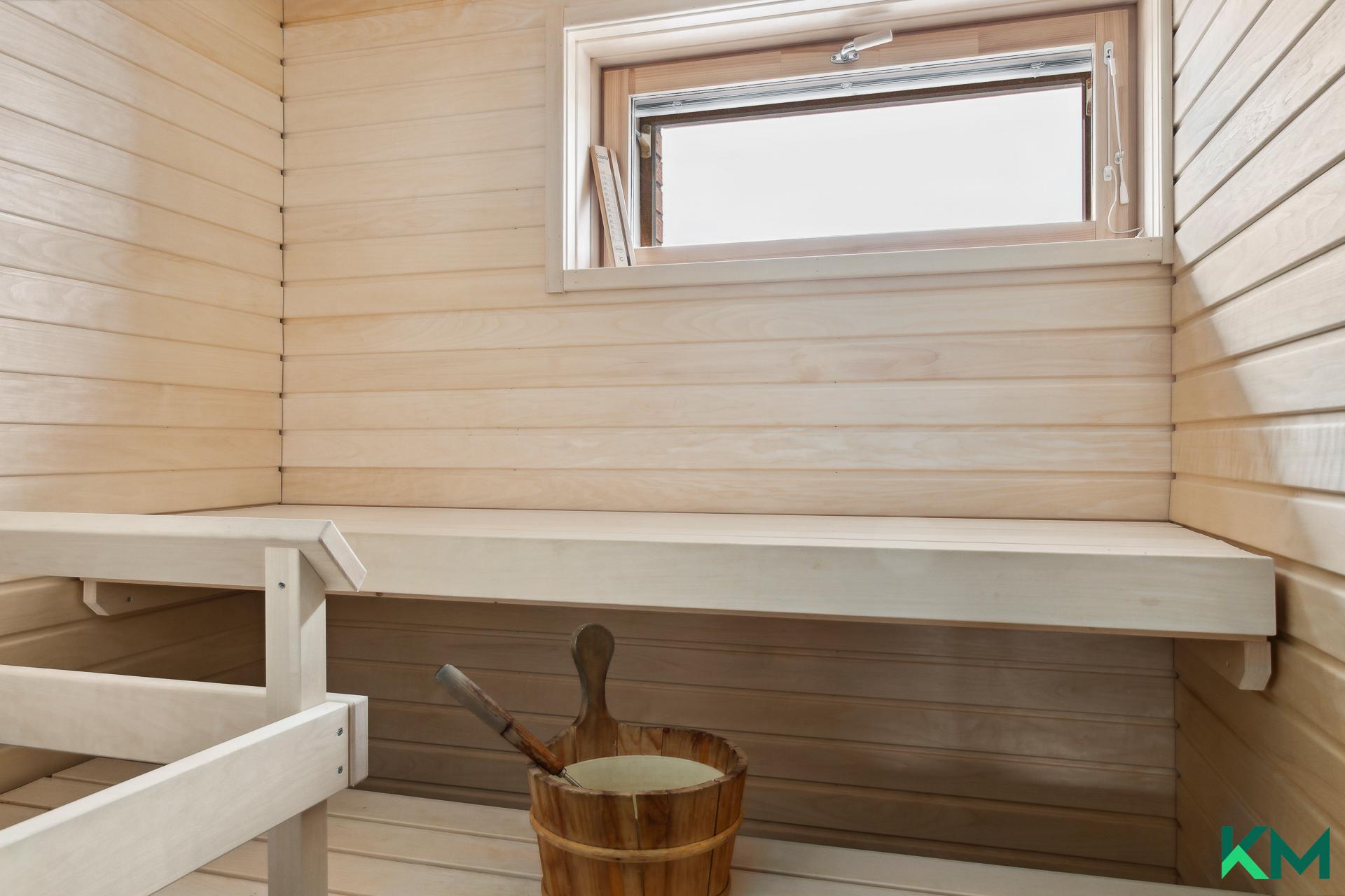 Ikkunallinen sauna.
