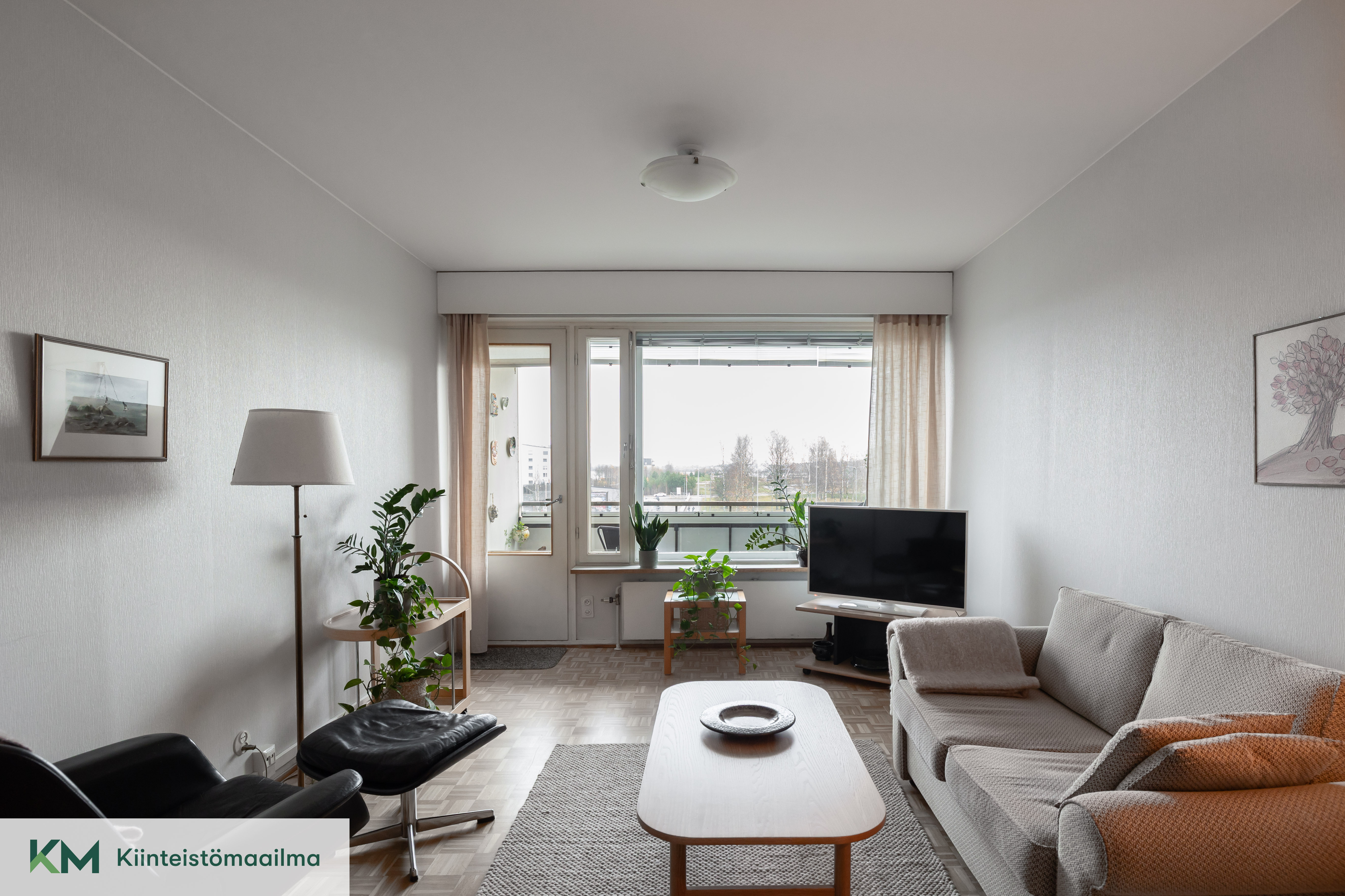 Olohuoneesta käynti lasitetulle parvekkeelle