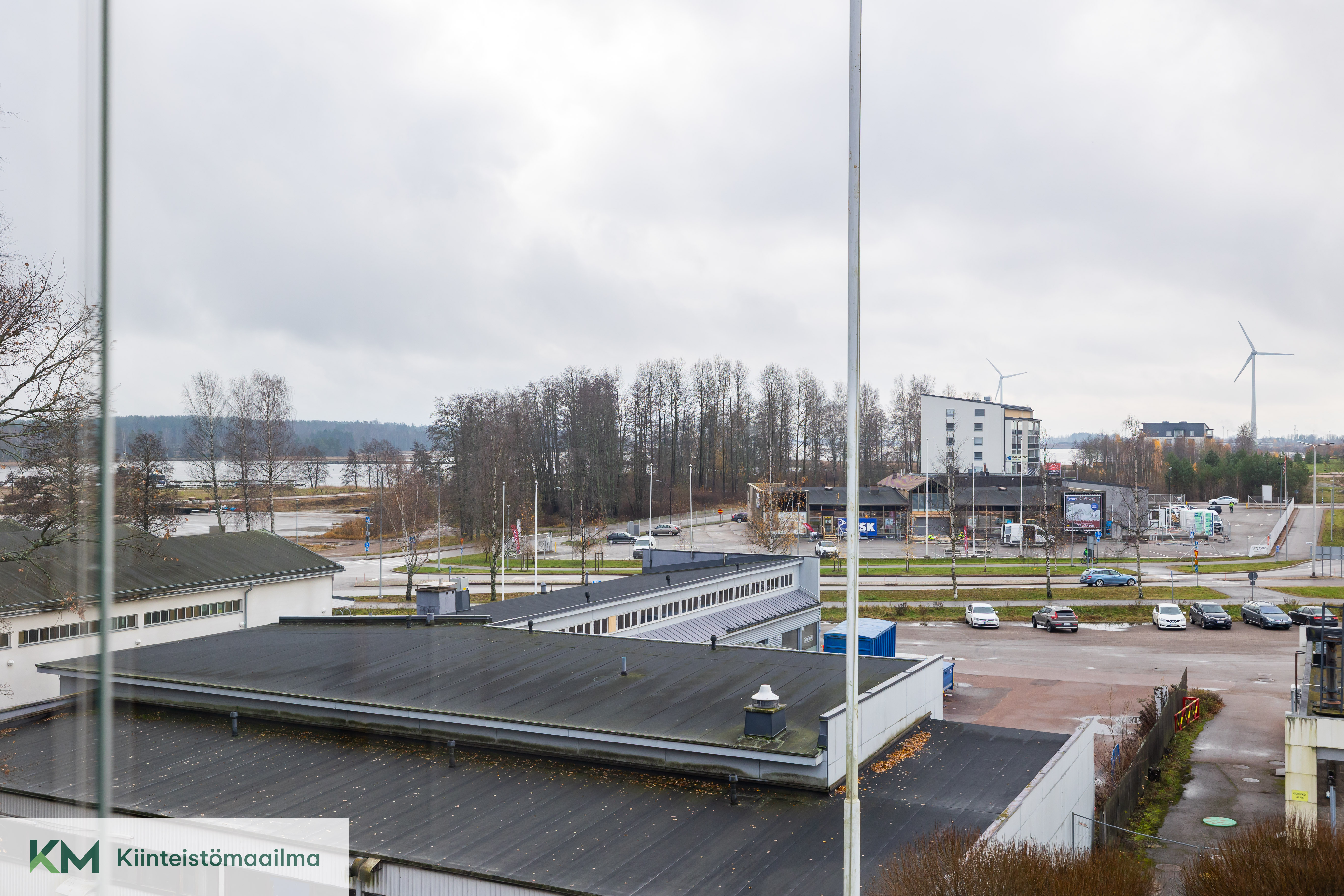 Parvekkeelta pilkottaa meri