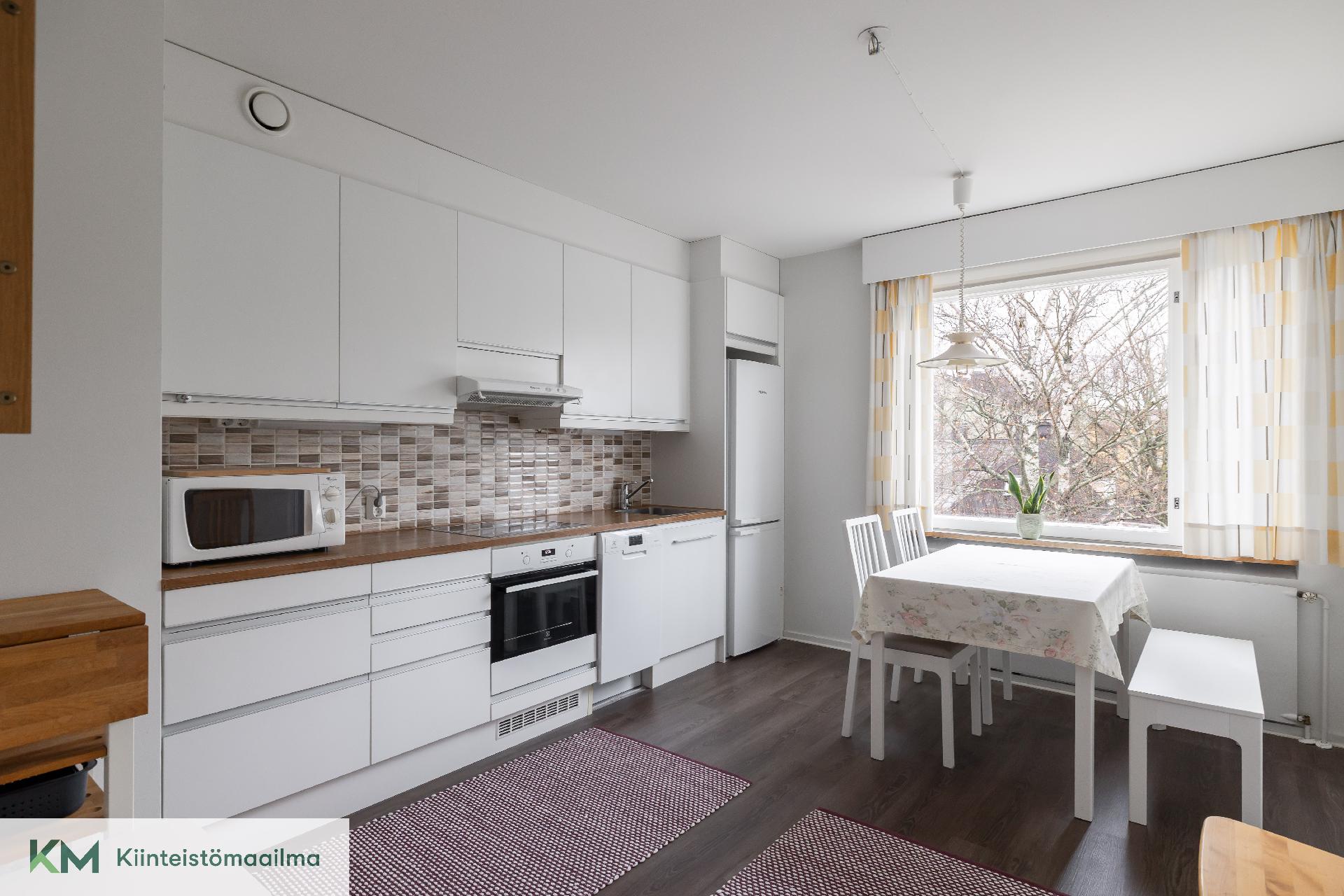 Keittiöön mahtuu vähän isompikin ruokapöytä