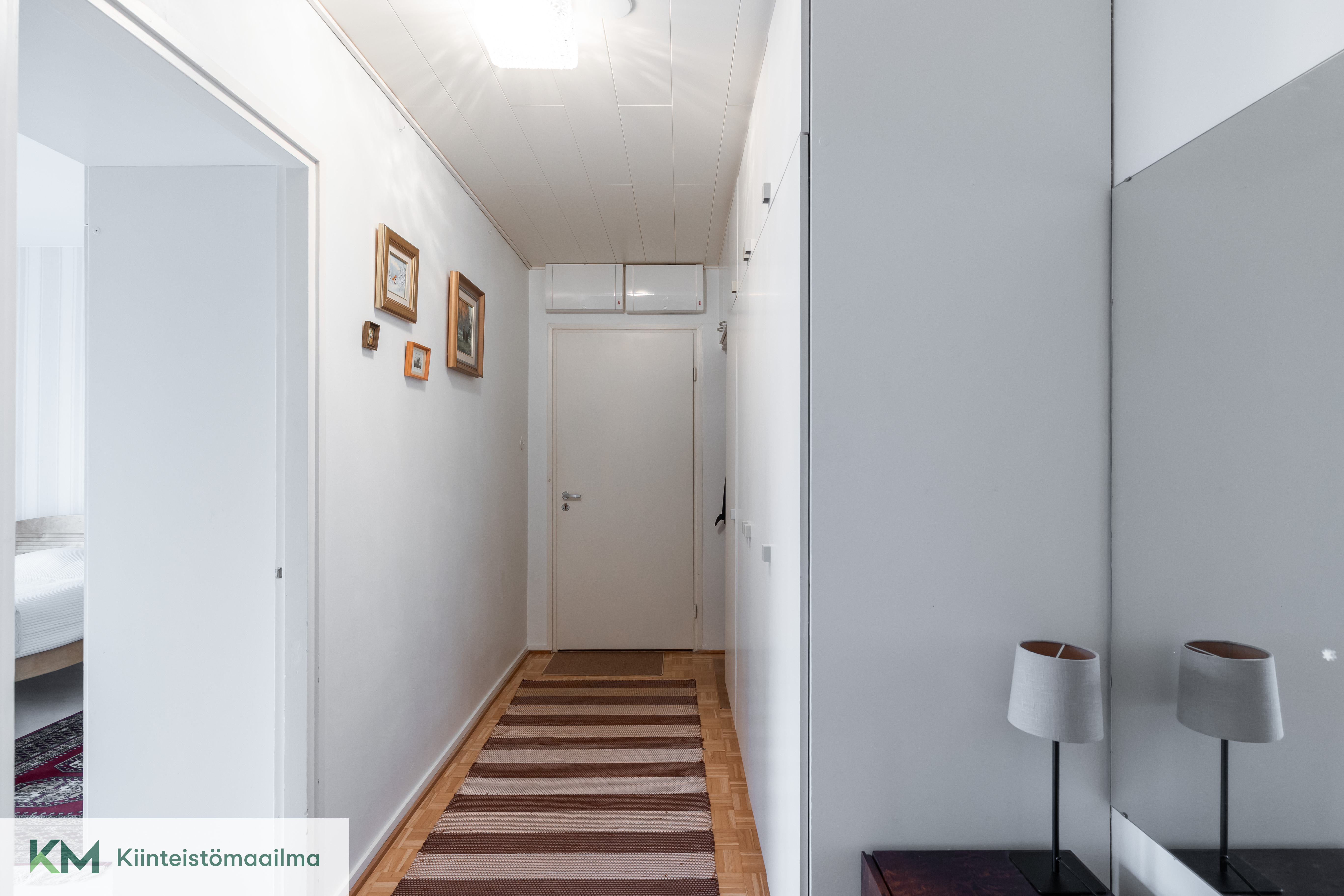 Eteisessä kaapistot