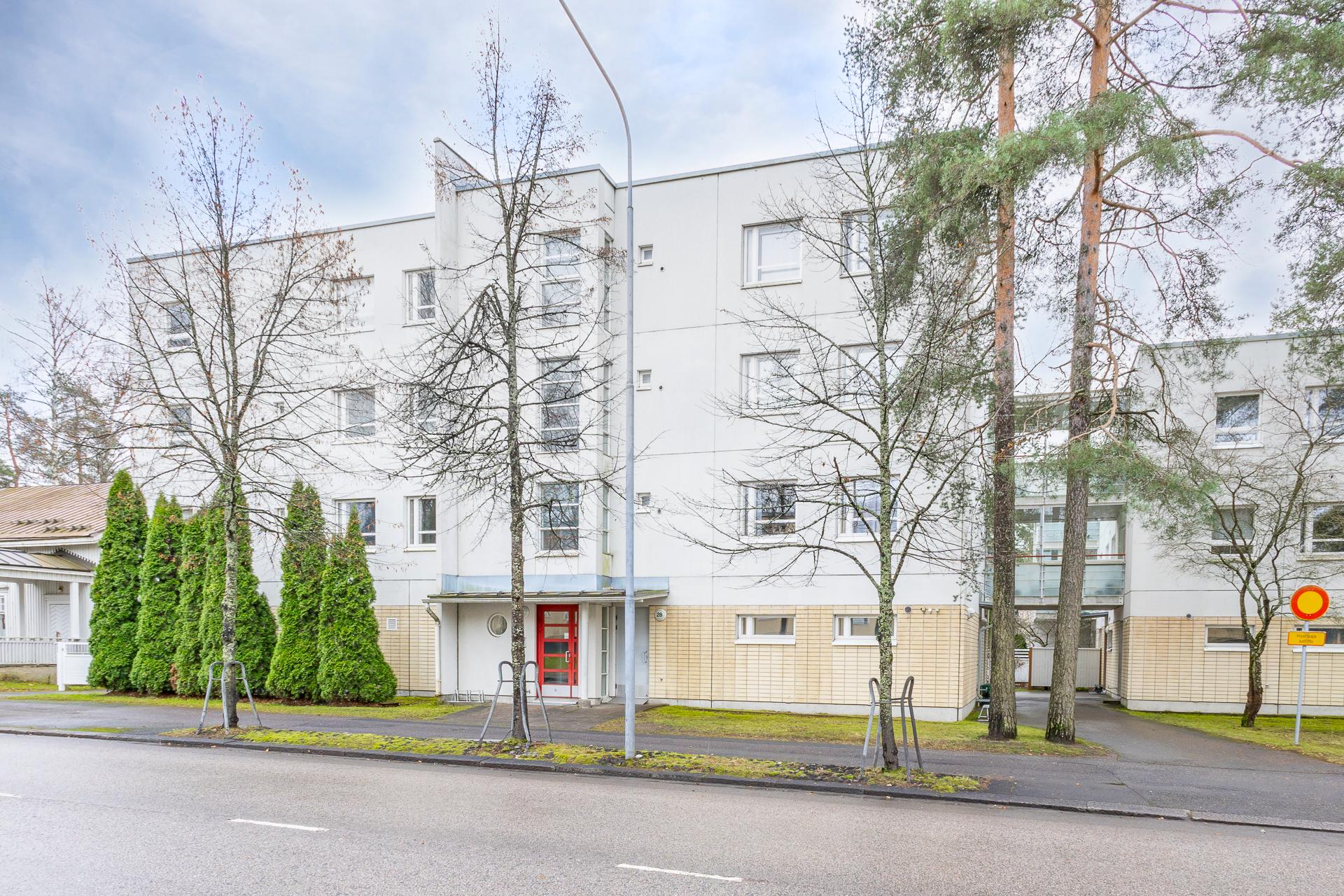 julkisivu kadun puolelta