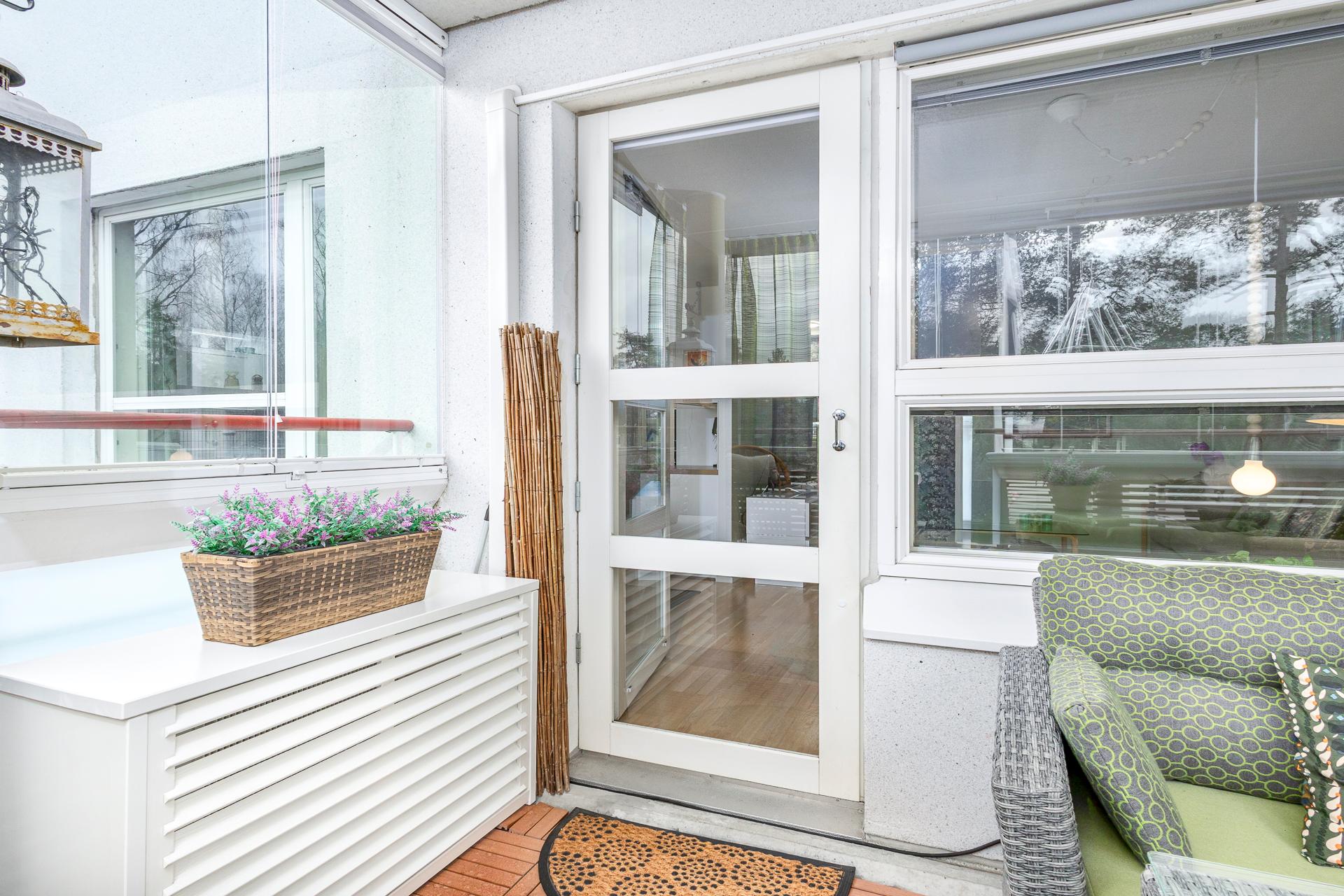 parvekkeella tuplaovi