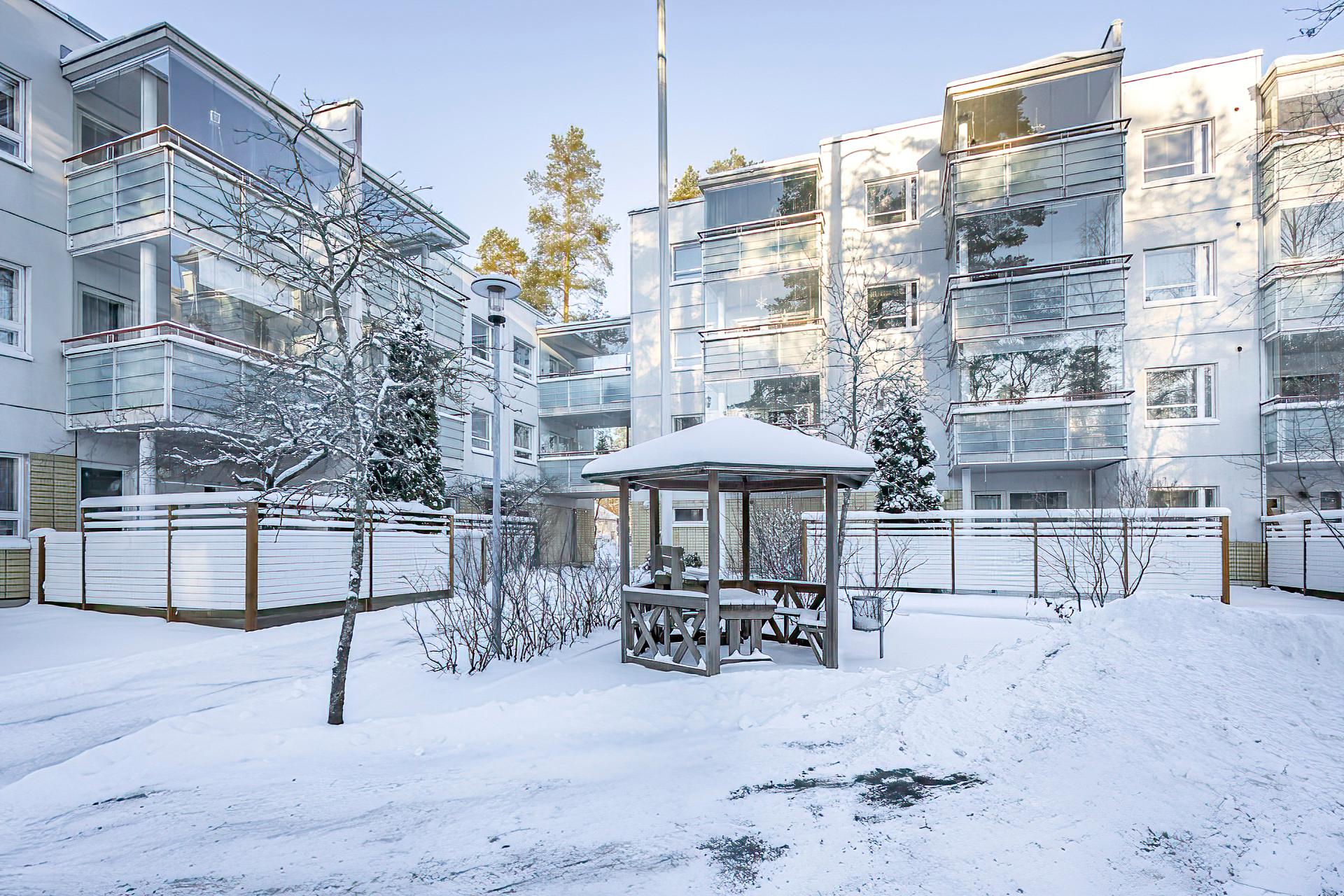 julkisivua pihan puolelta