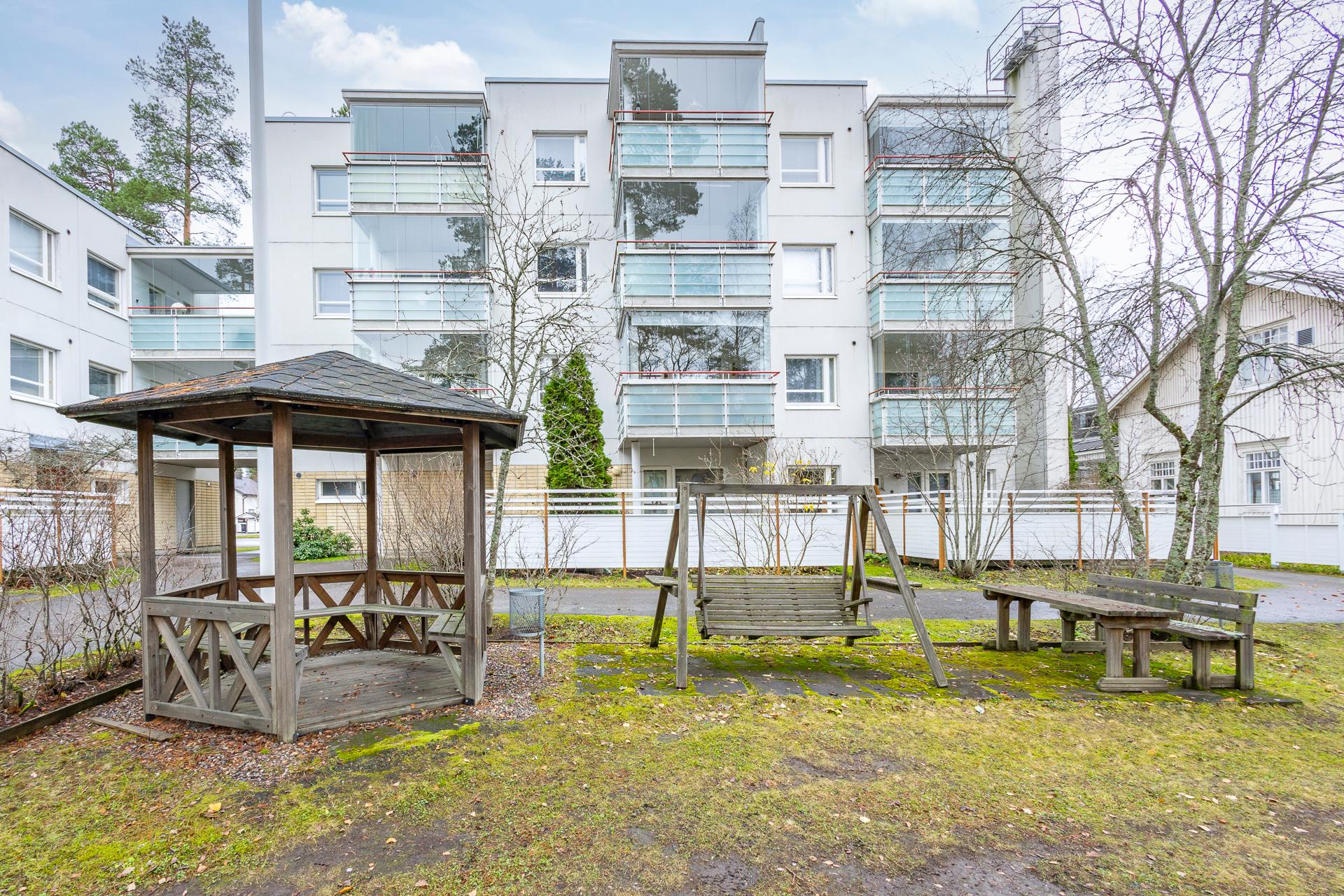 julkisivu pihan puolelta