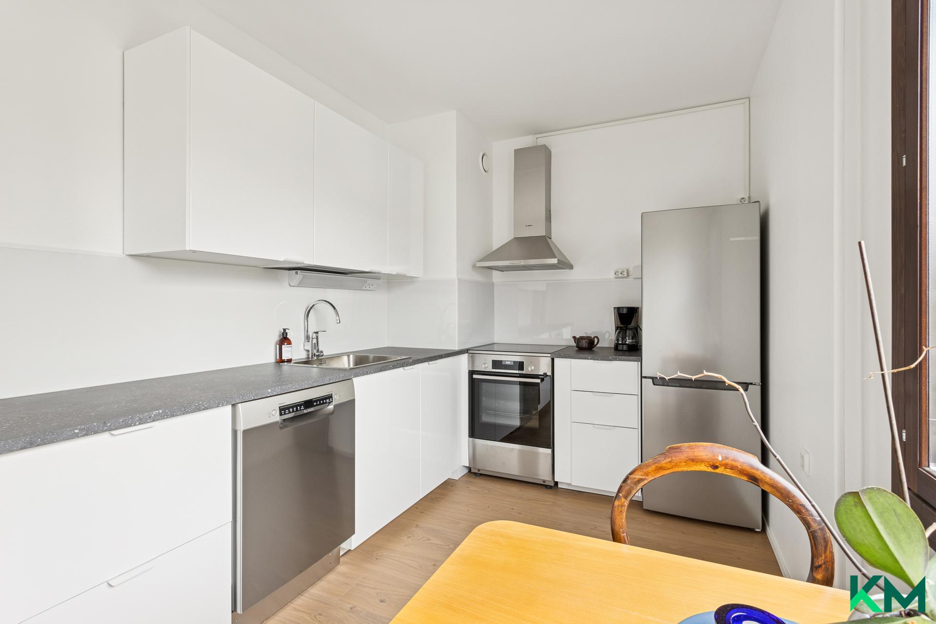 Uusittu kauniin vaalea keittiö