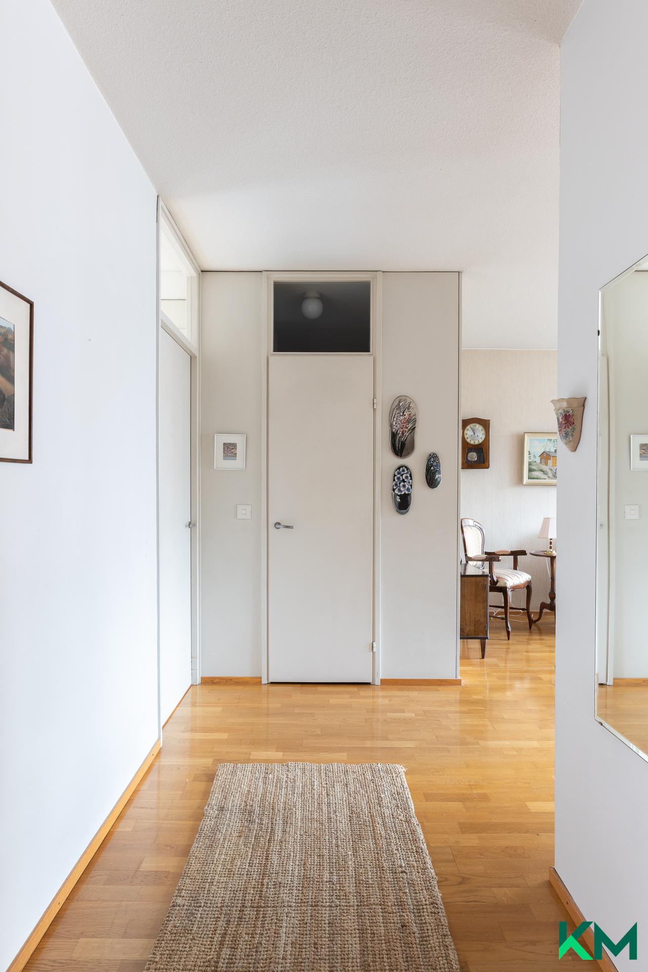 Olohuoneen vieressä on tilava vaatehuone