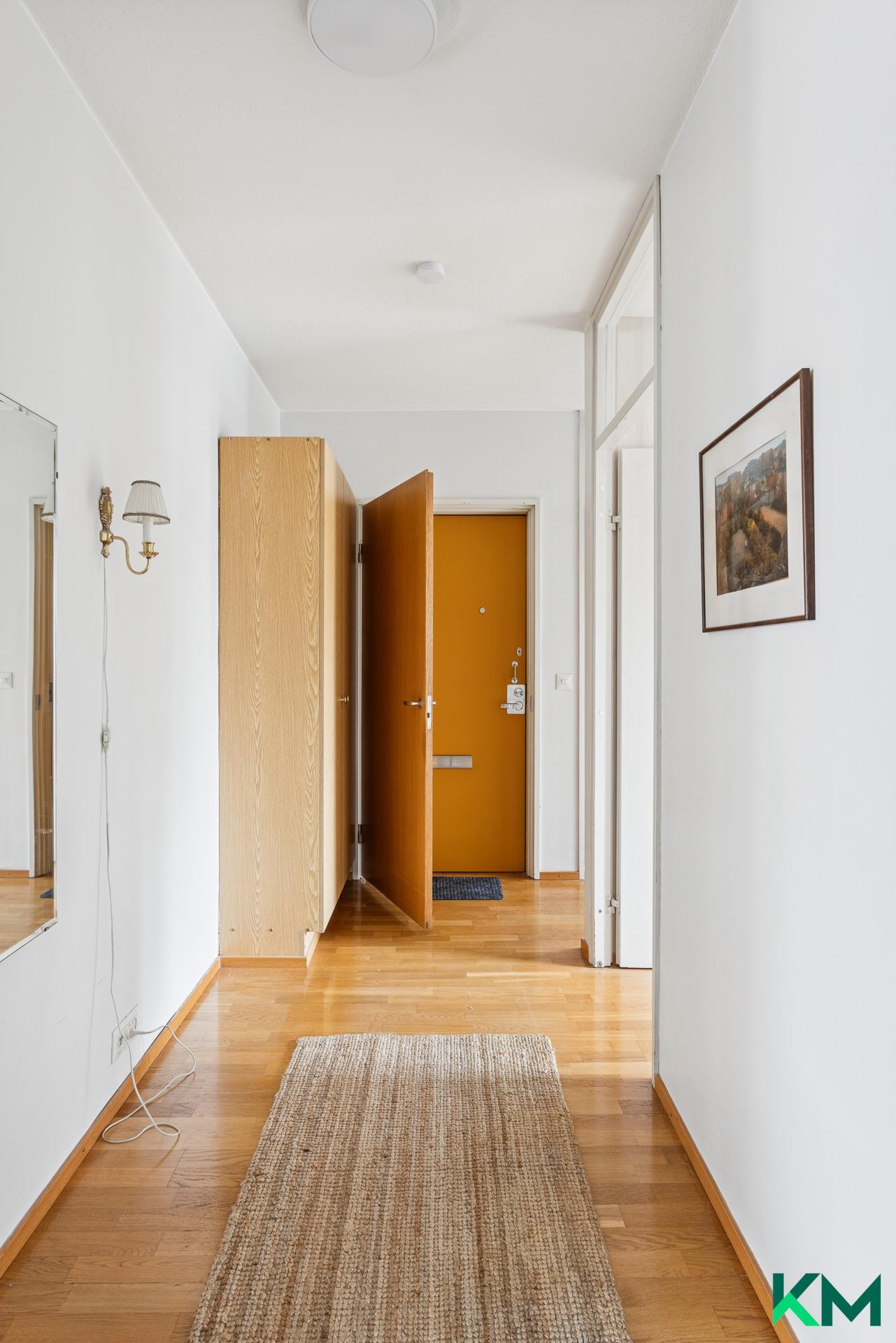 Valoisassa eteisessä naulakkona toimii kaapisto 