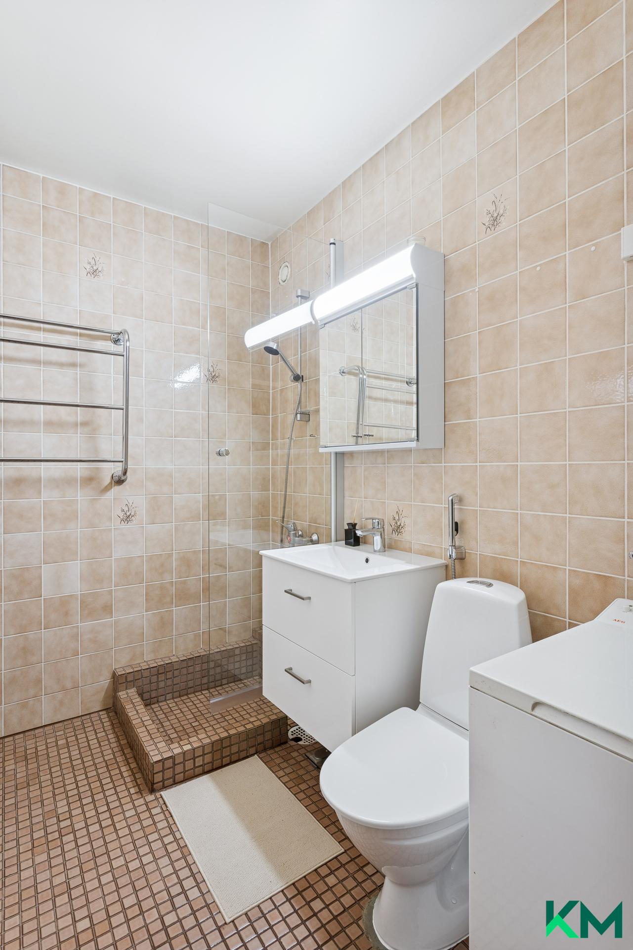 Tilava ja päivitetty kylpyhuone