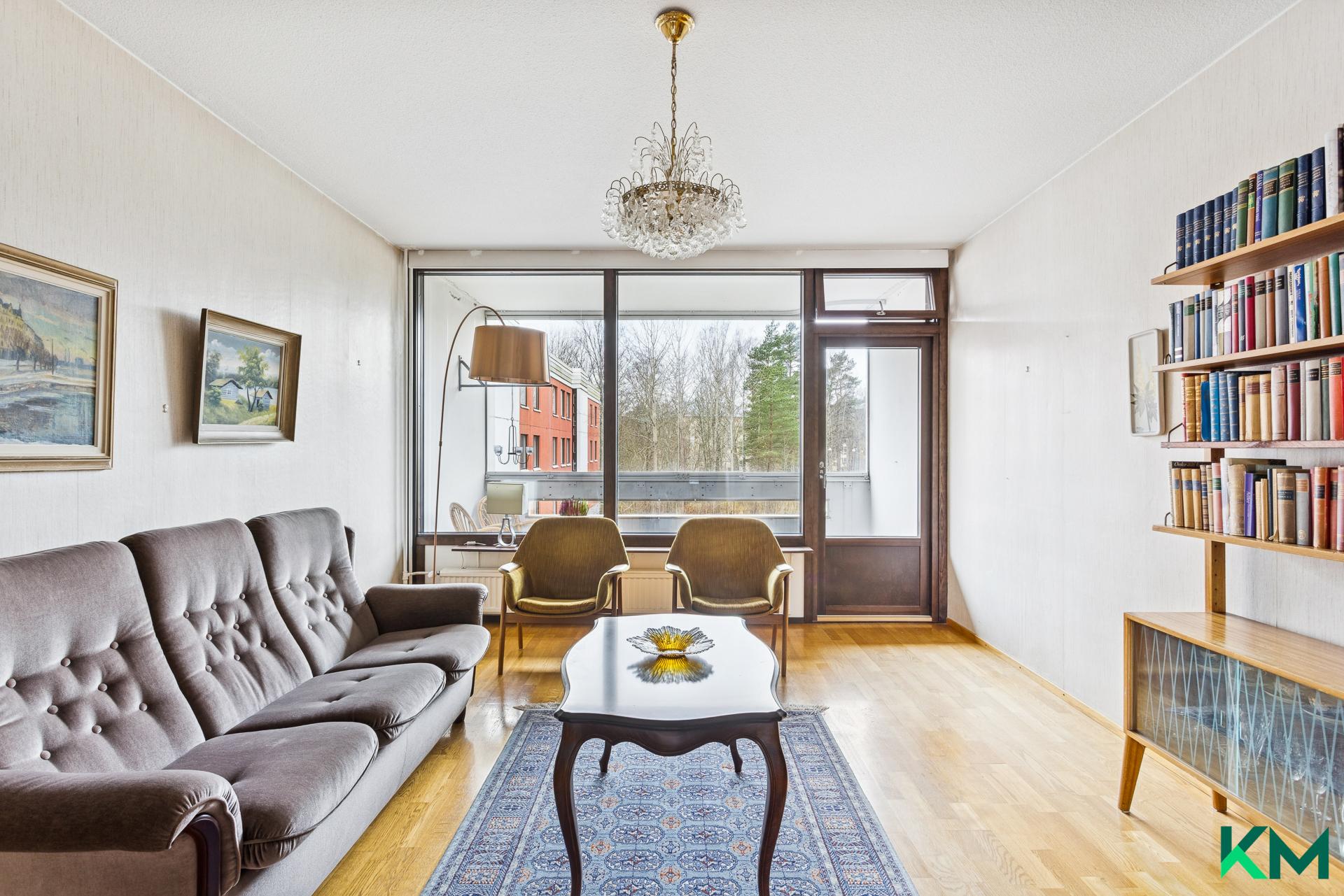 Valoisa olohuone jatkuu