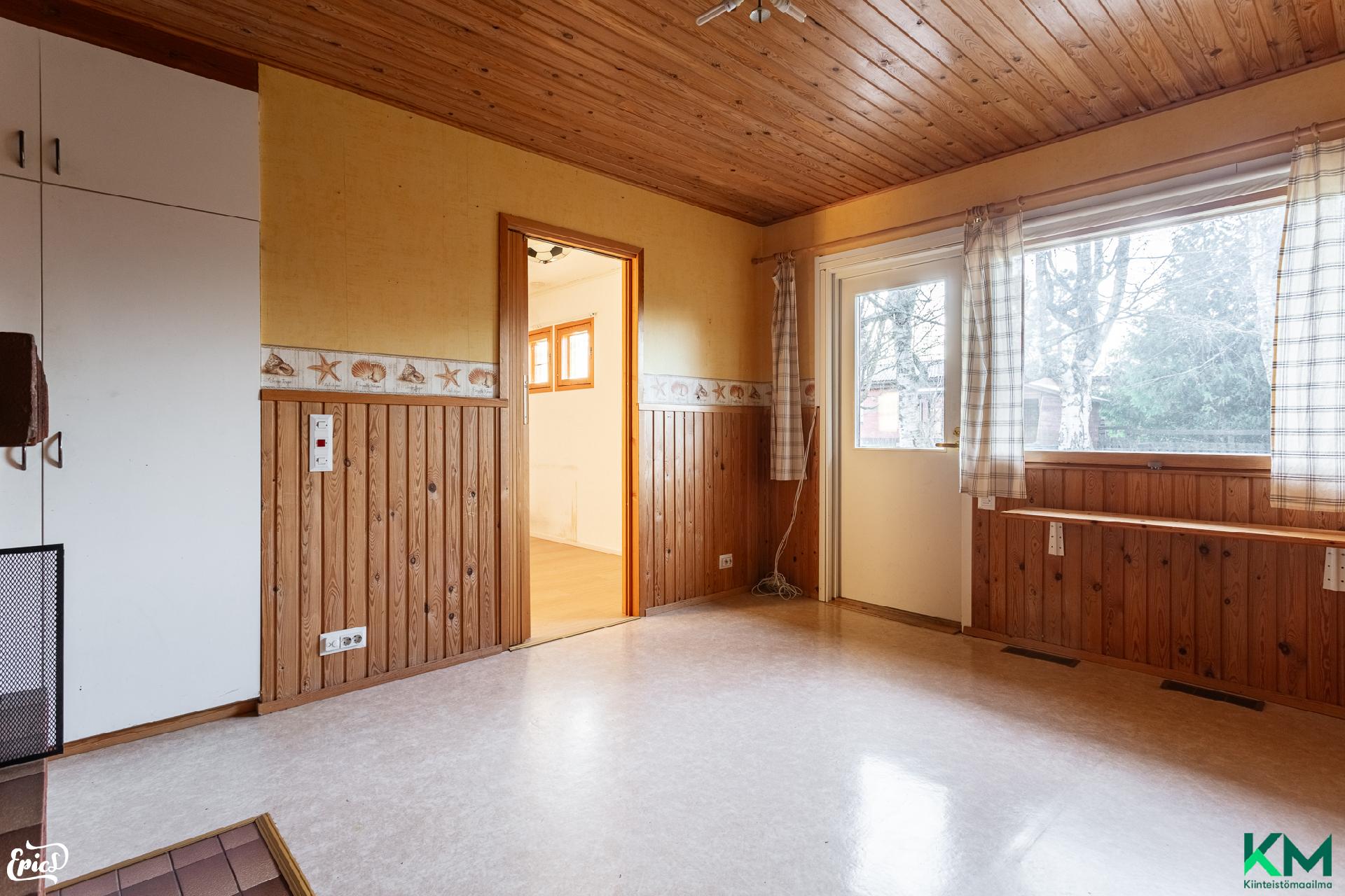 Kolmas makuuhuone / takkahuone, jonka vieressä varasto-/työhuone