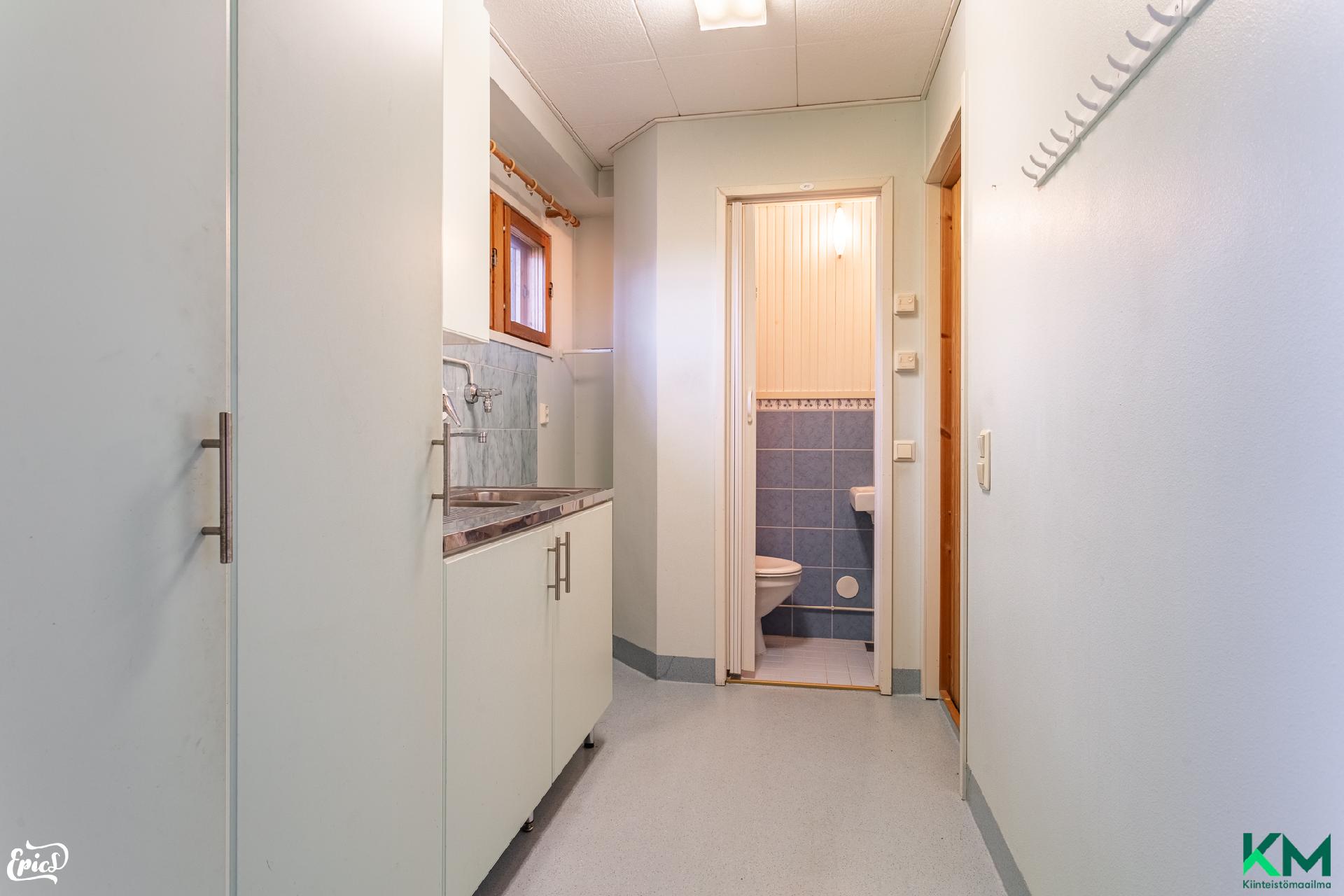 Kodinhoitohuone, jonka perällä pikku wc