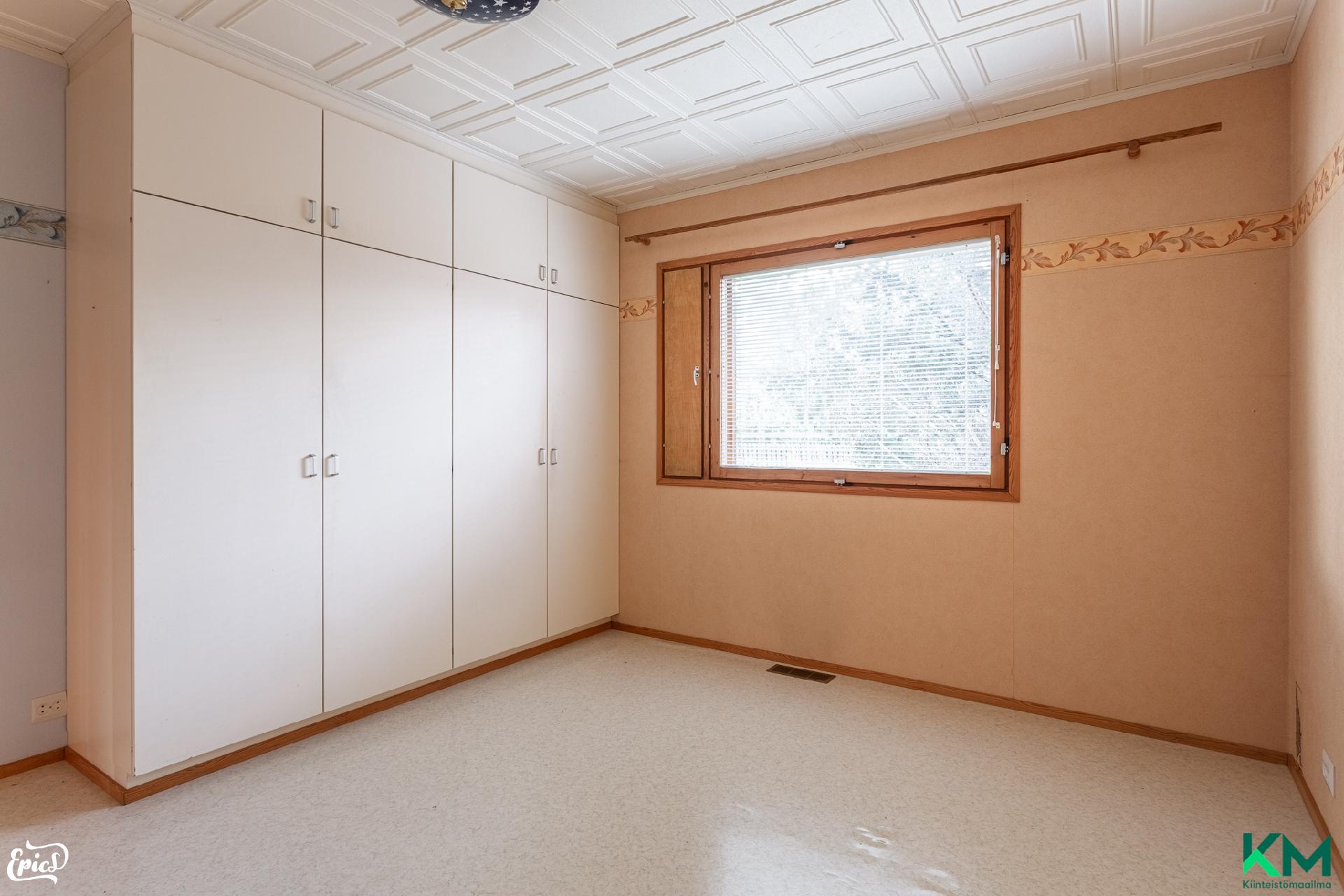 Kaapiston lisäksi mh:een yhteydessä on vaatehuone