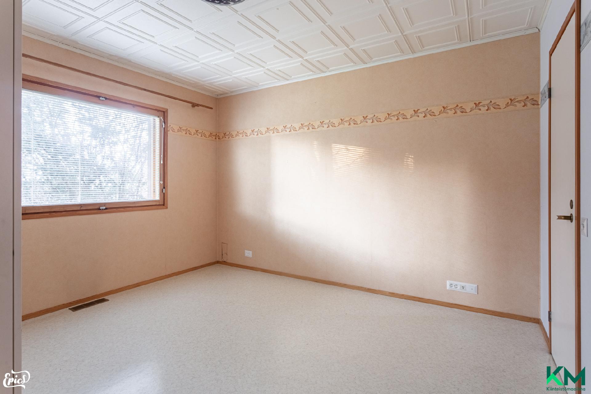 Päämakuuhuone, josta ikkuna takapihalle