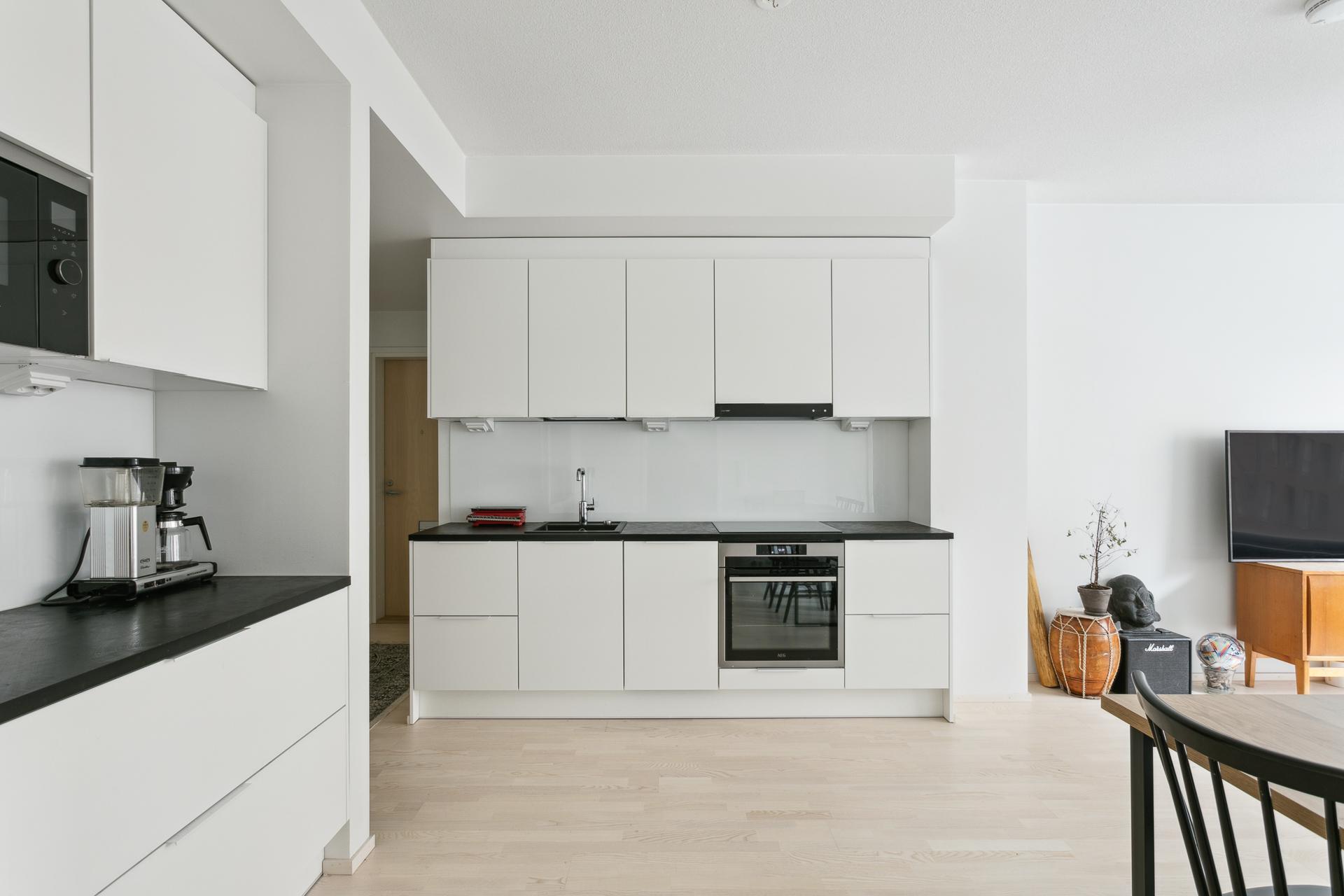 Keittiössä hyvin kaappitilaa