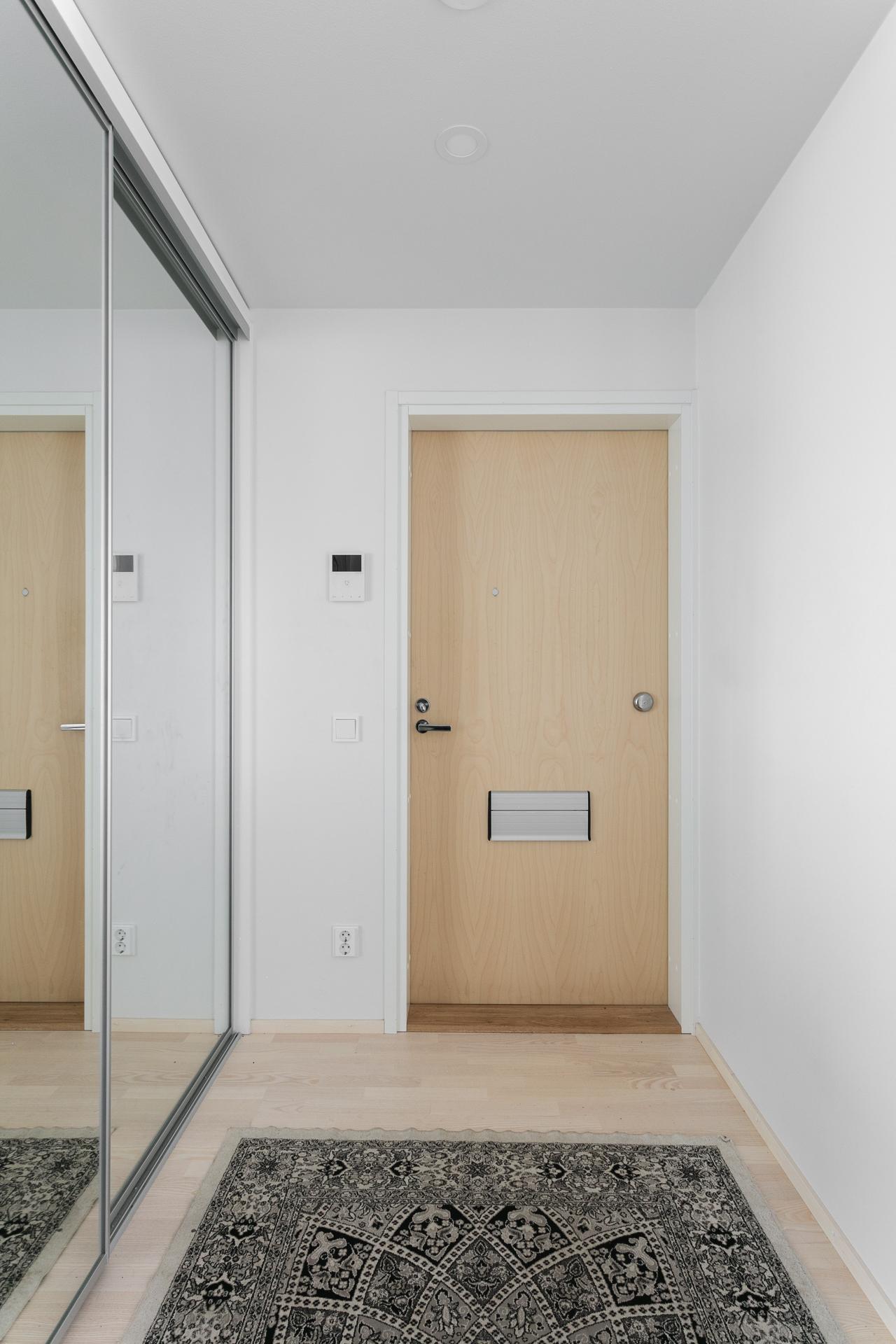 Eteisessä hyvin kaappitilaa