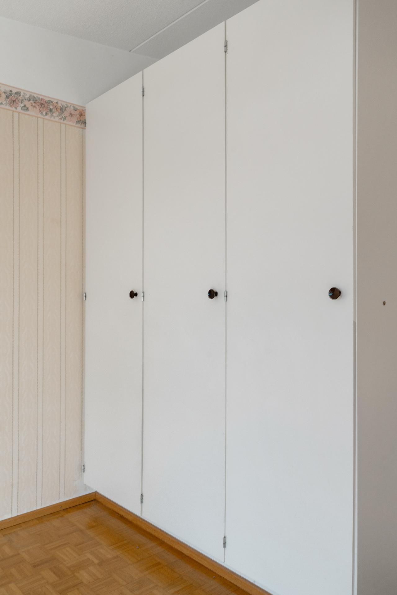 Oh:n viereisen mh:n kaapistot, tapetit poistettu.