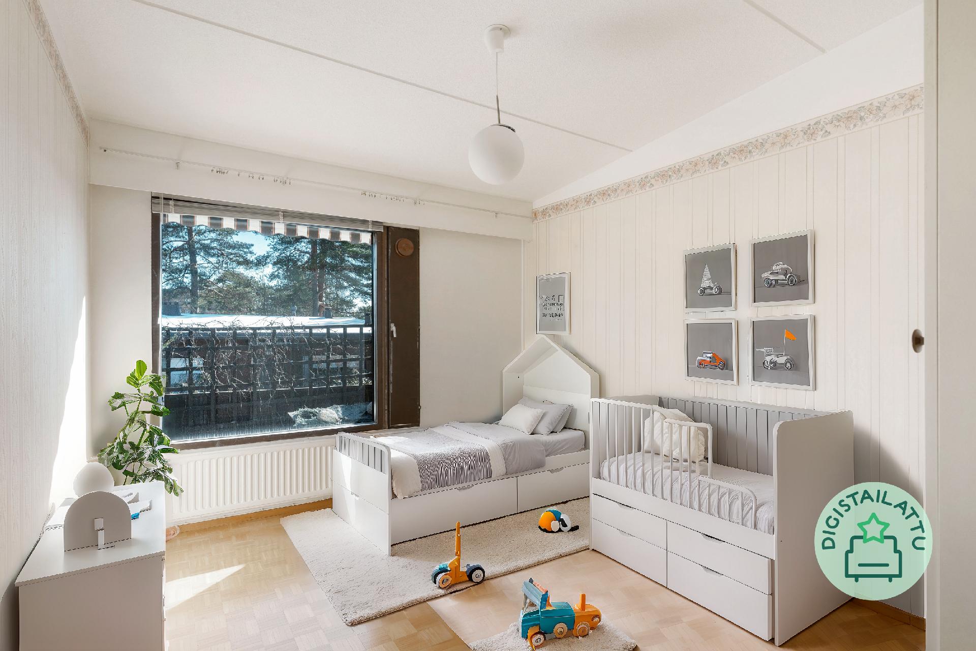 Olohuoneen viereinen makuuhuone digistailattuna. Tapetit on poistettu.