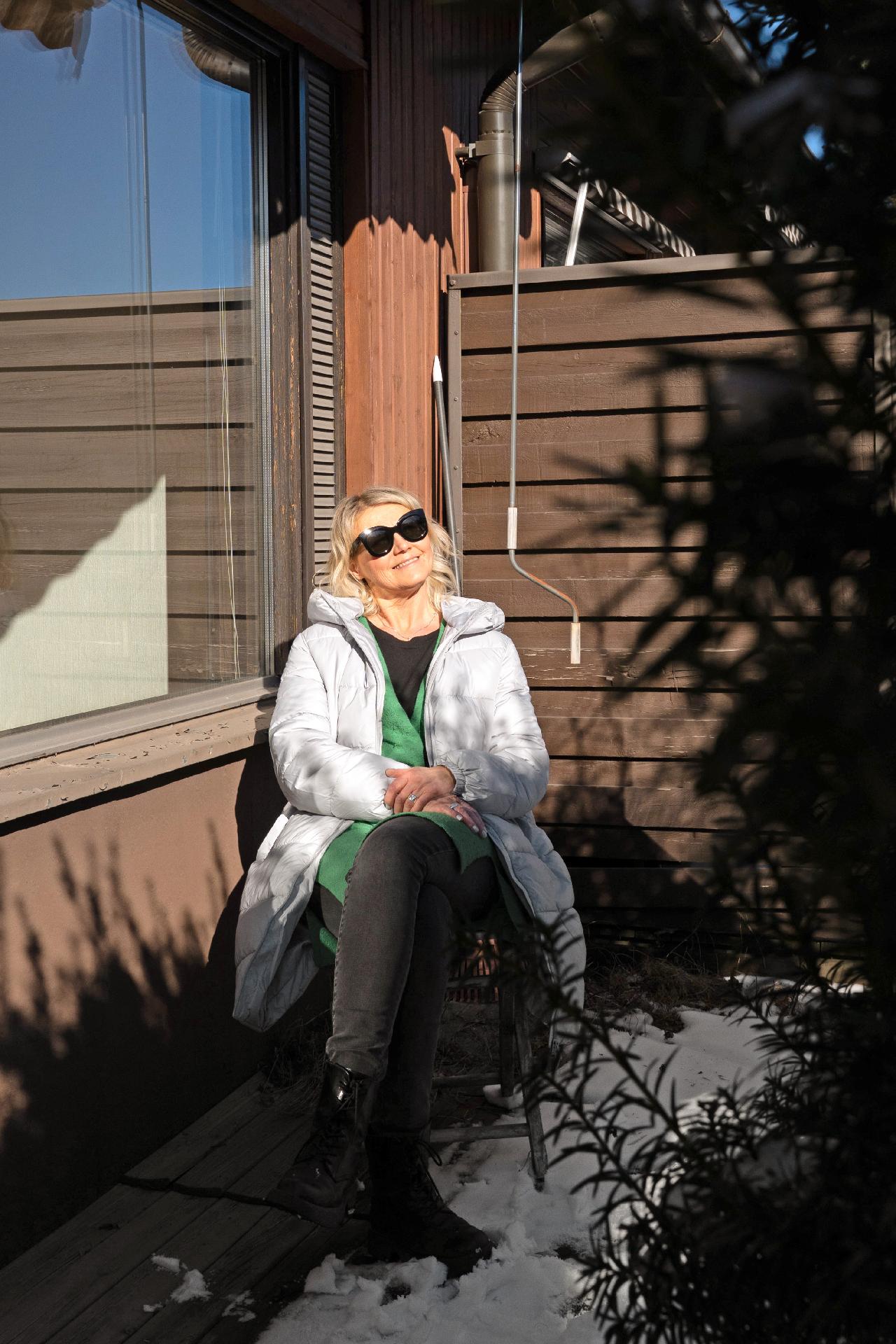 Kaakko-etelän puoleiselle pihalle paistaa kivasti aurinko.