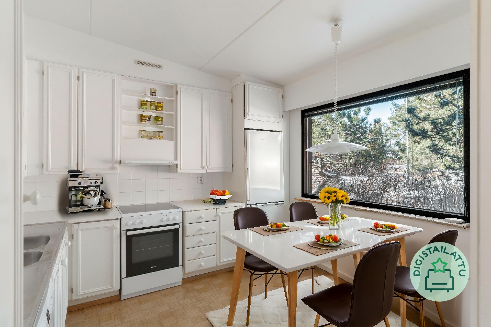 Keittiöön mahtuu hyvin ruokapöytä.