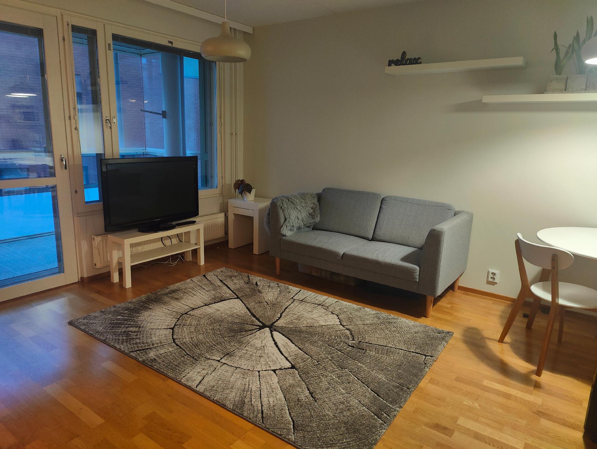 olohuone, josta käynti parvekkeelle