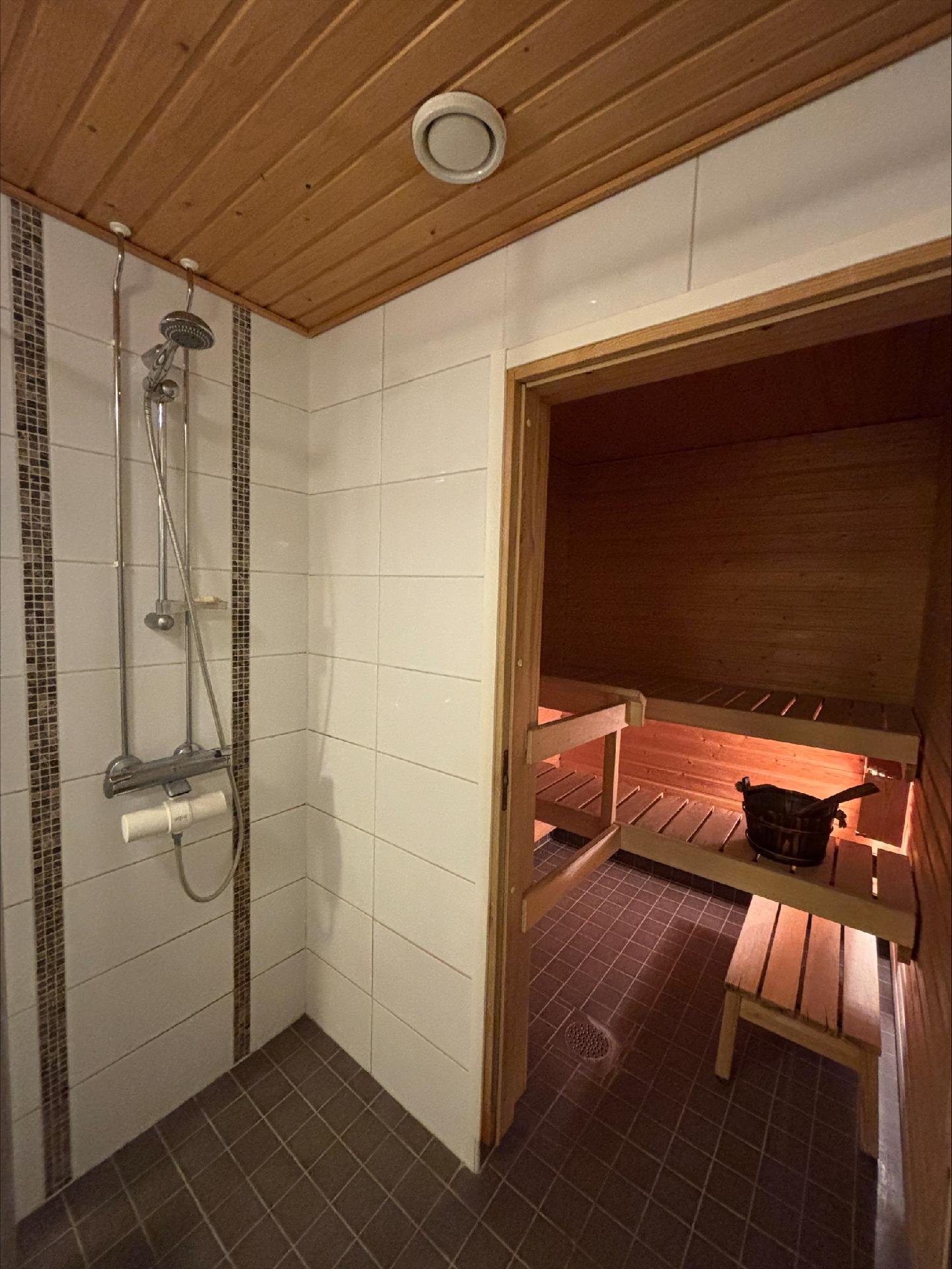 kylpyhuoneesta saunaan