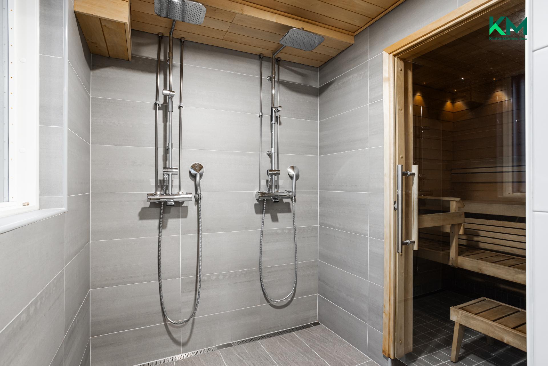 Taloyhtiön uusittu saunatila alakerrassa