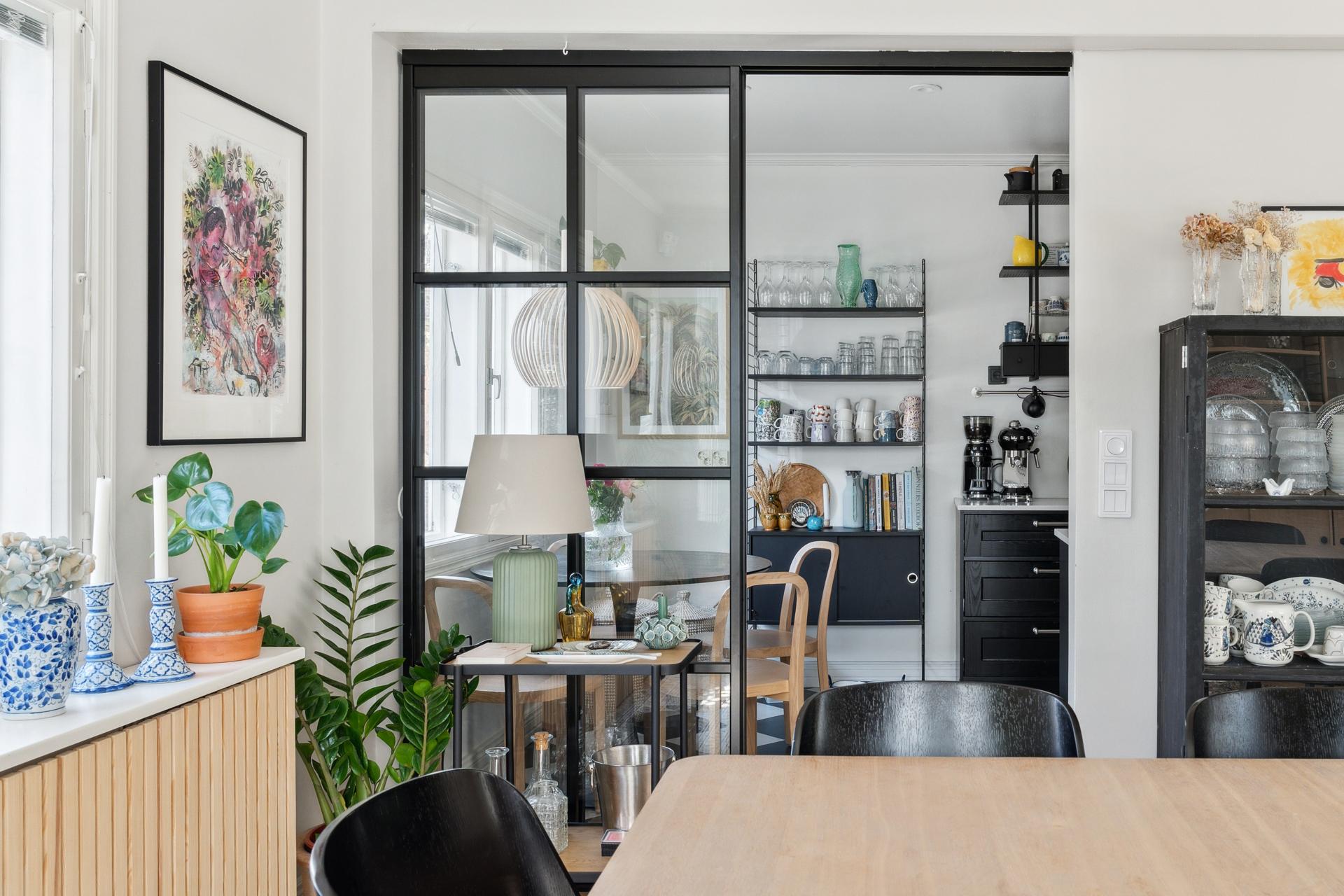 Lasiovi erottaa ruokailutilan ja keittiön