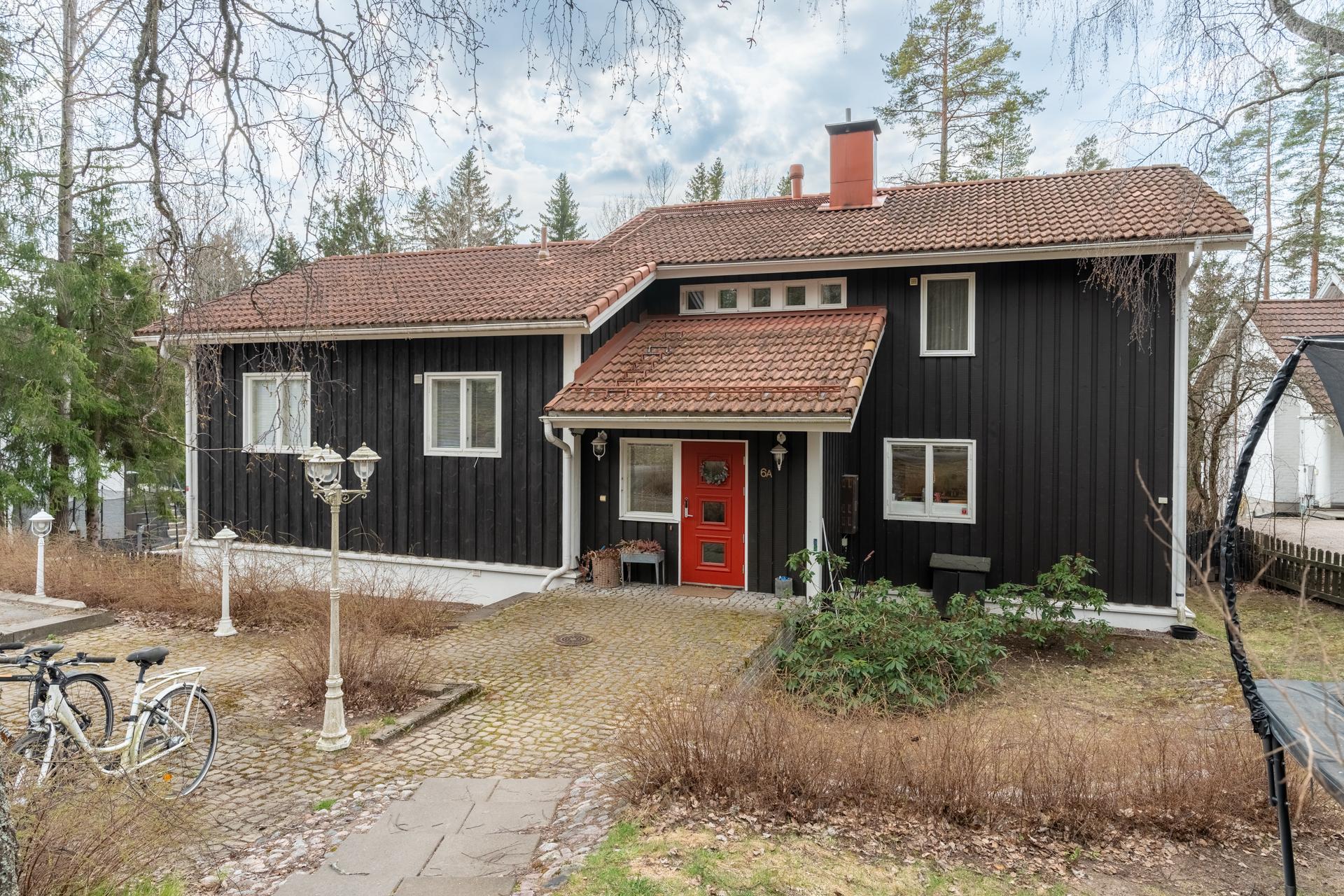 Tilava sisäänkäynti ja etupiha