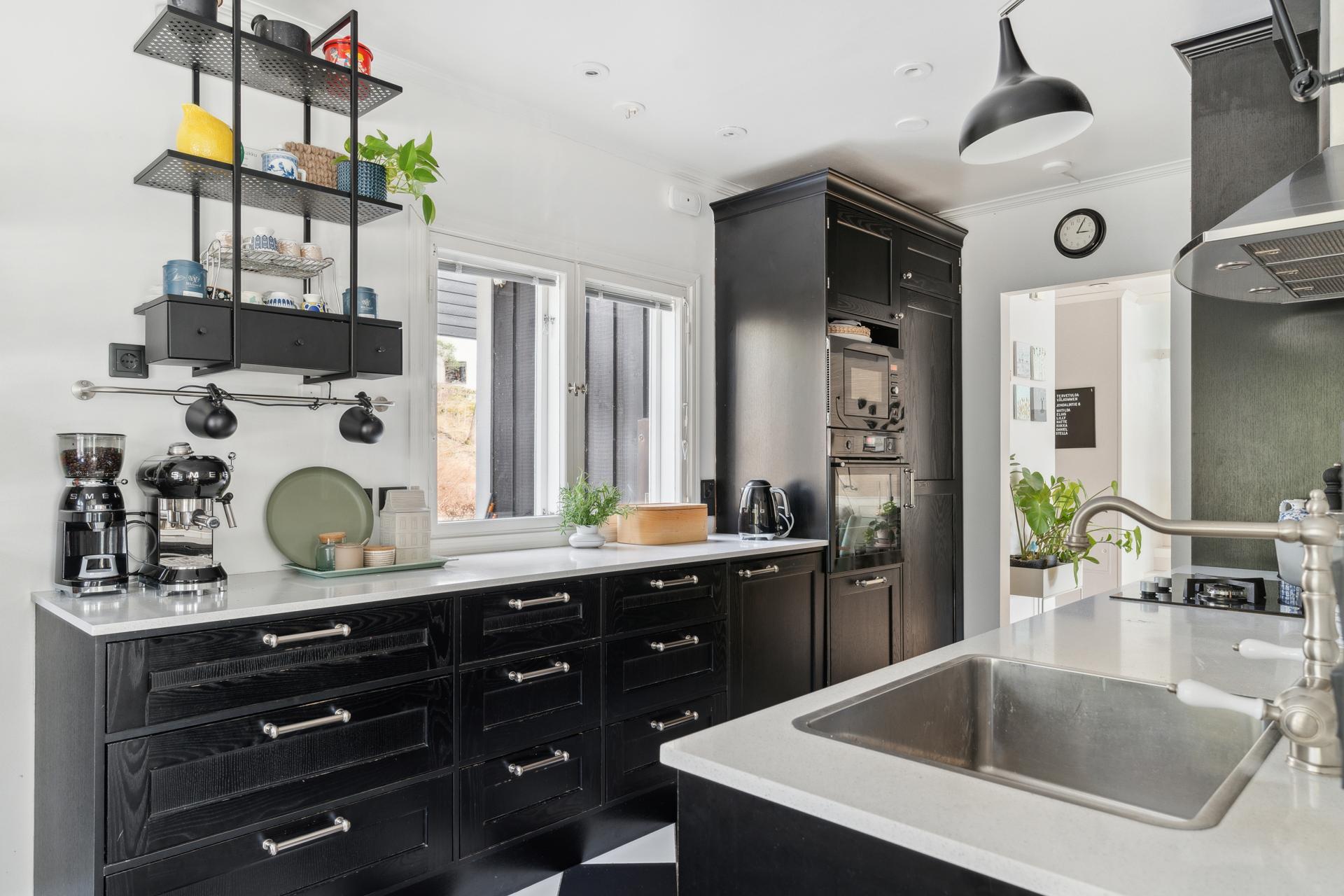 Keittiön kaapit sopivat hyvin talon tyyliin