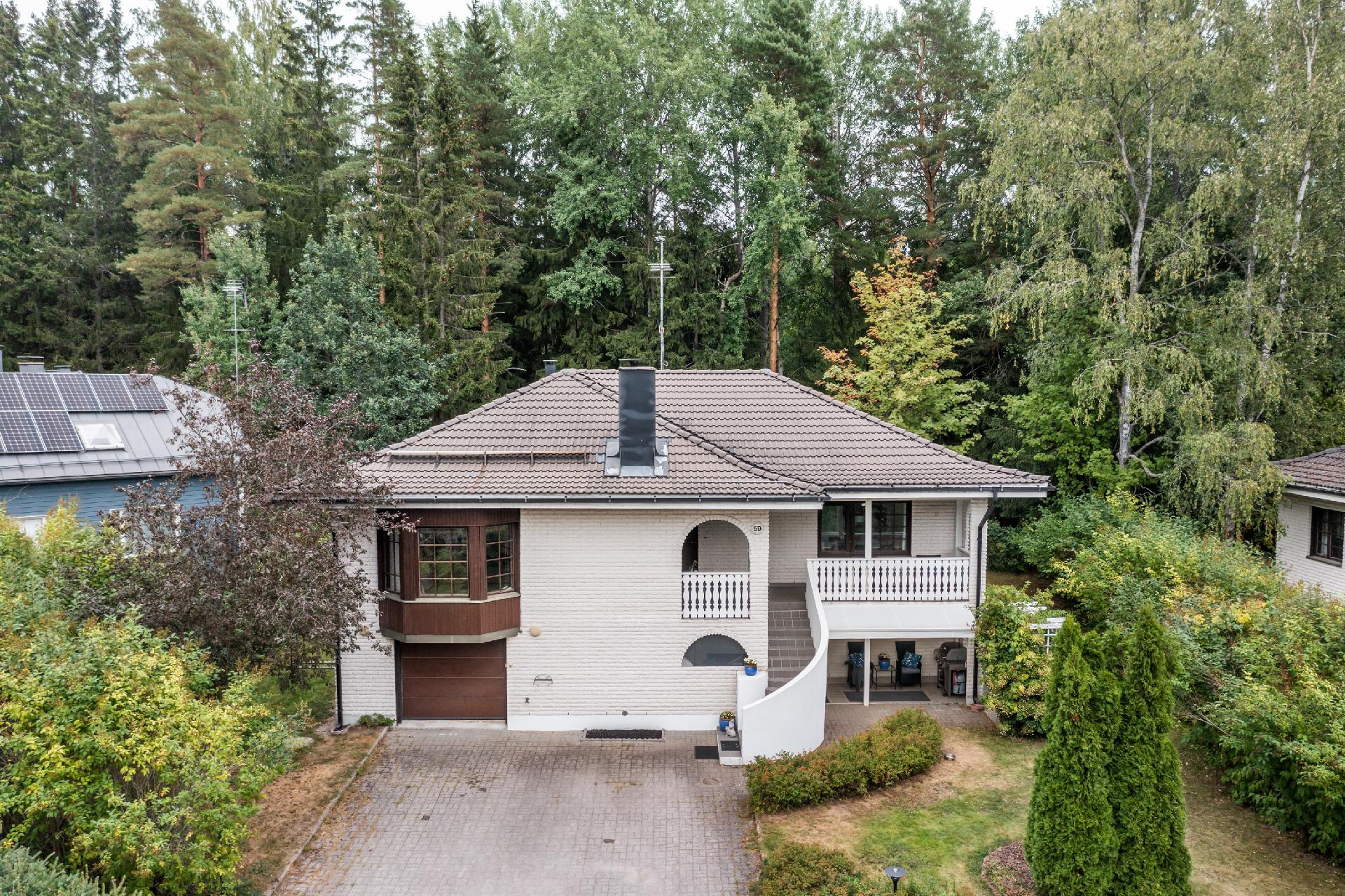 Kaunis ja ryhdikäs talo omalla tontilla