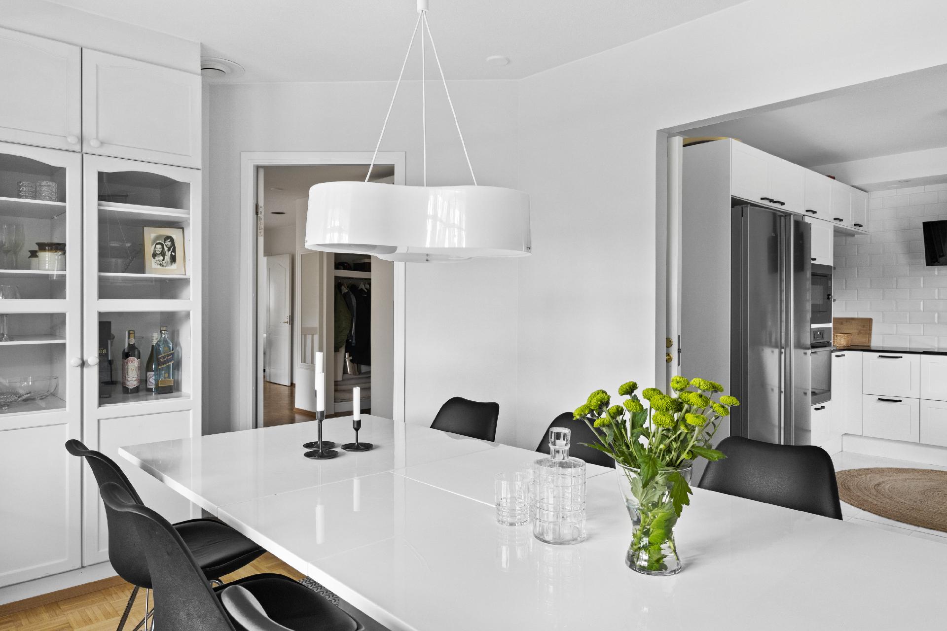 Kauniissa ruokailuhuoneessa viihdyt vieraittesi kanssa