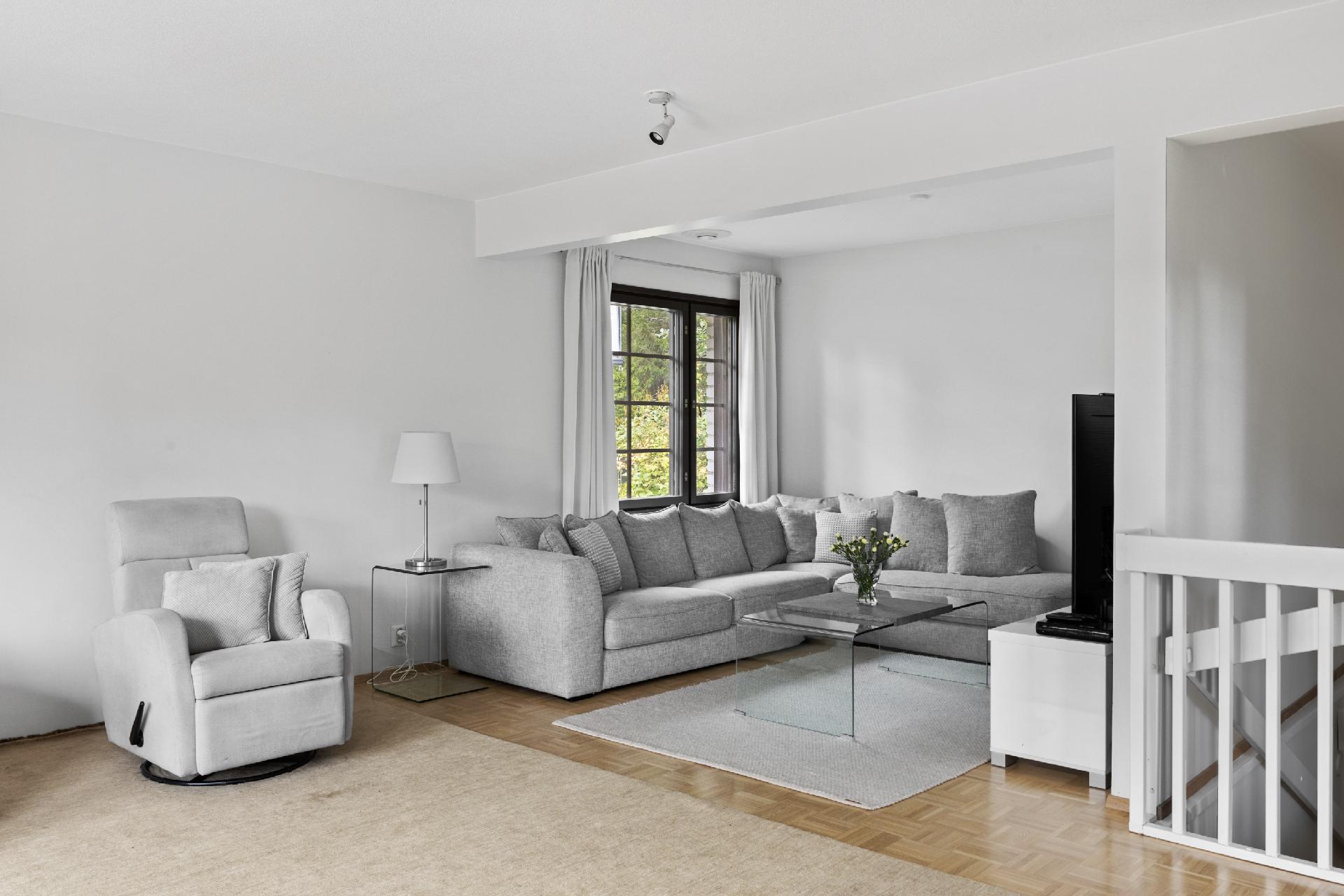 Iso olohuone, johon on yhdistetty yksi makuuhuoneista