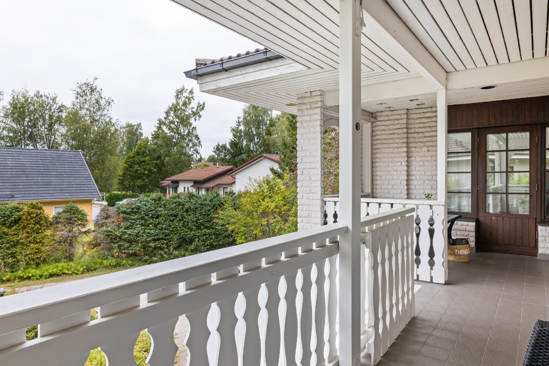 Talossa on iso länteen avautuva terassi