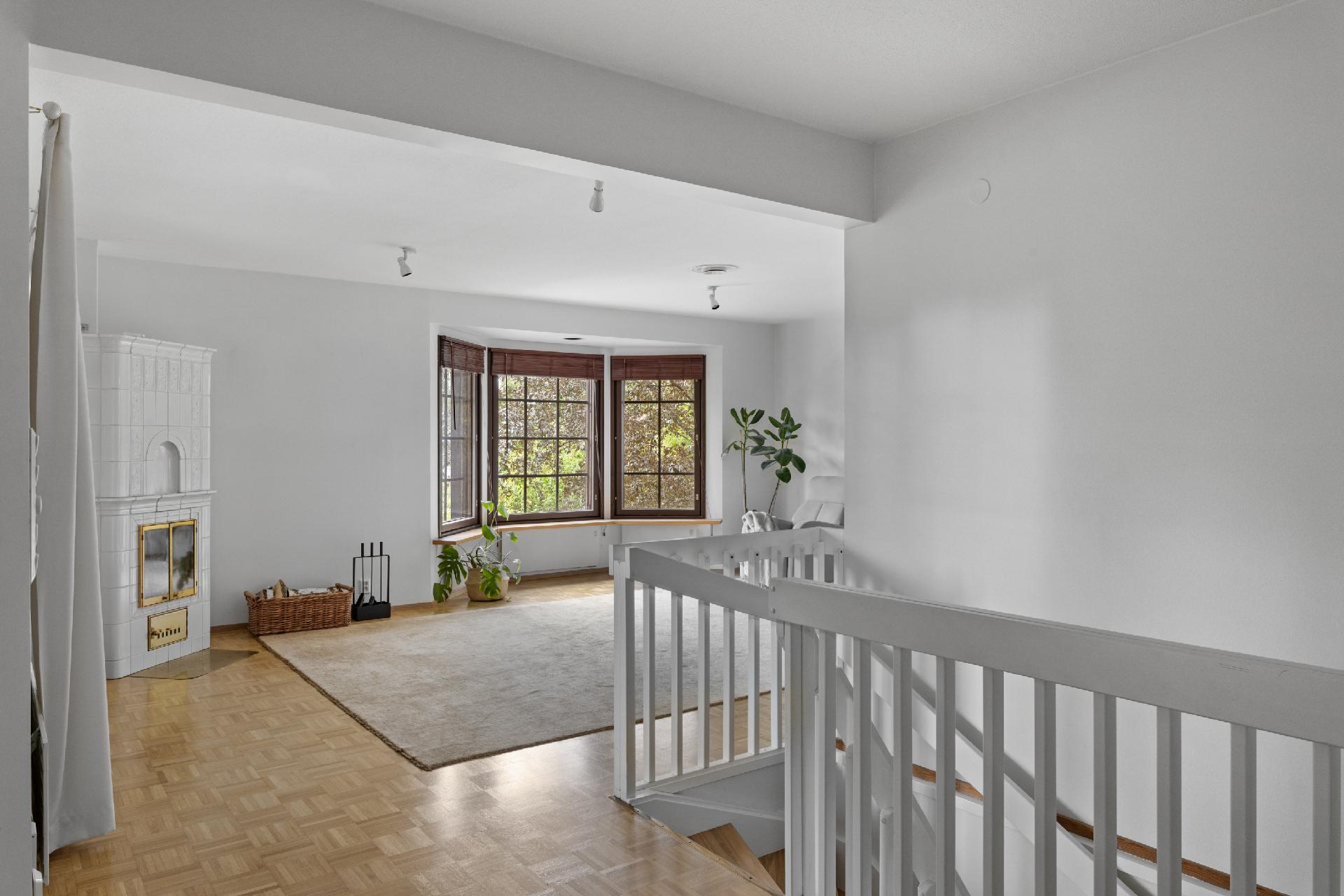 Kaunis Kermansaven takka lämmittää ja luo tunnelmaa