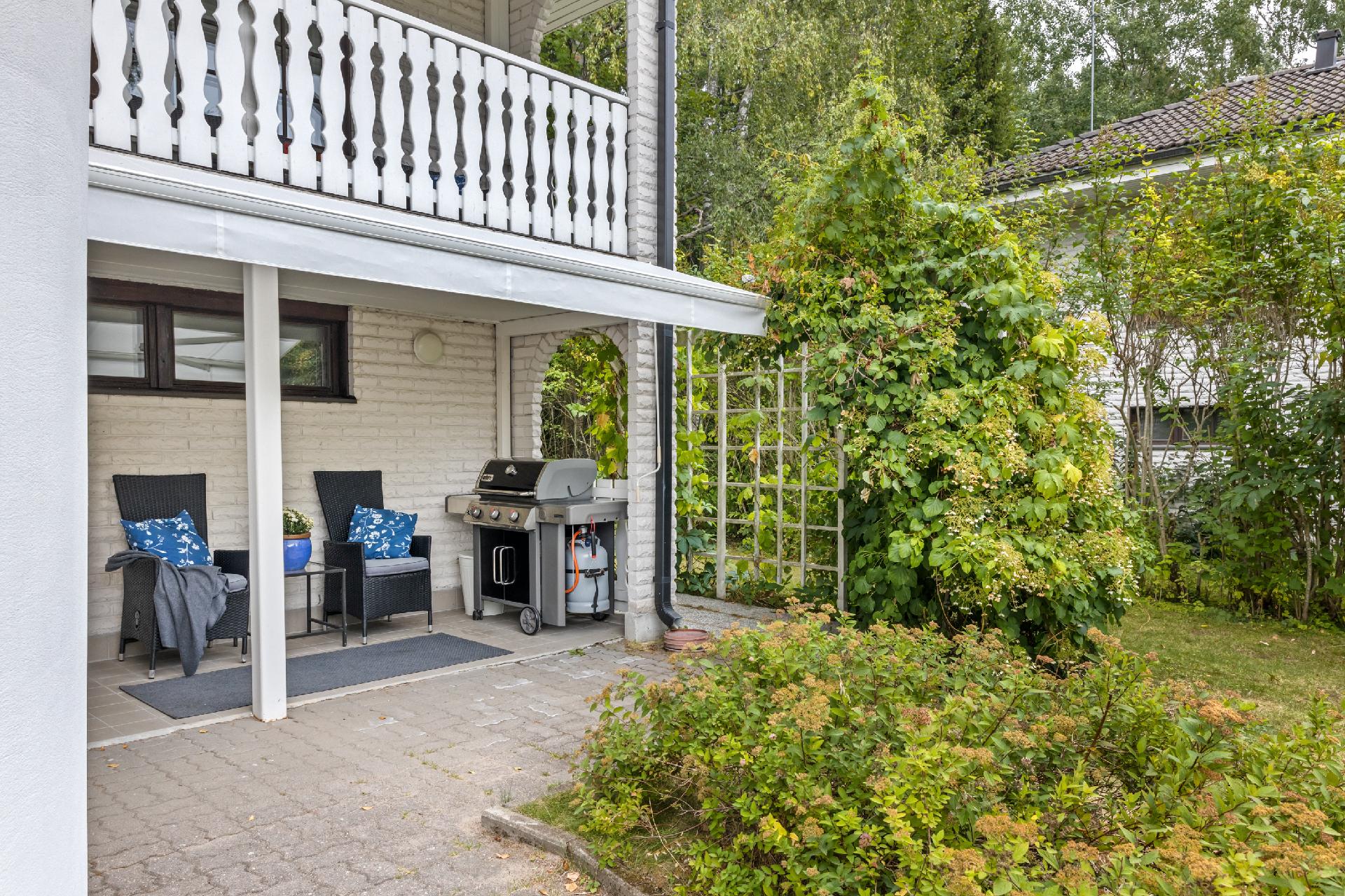 Pihapiiri on kaunis ja huoliteltu