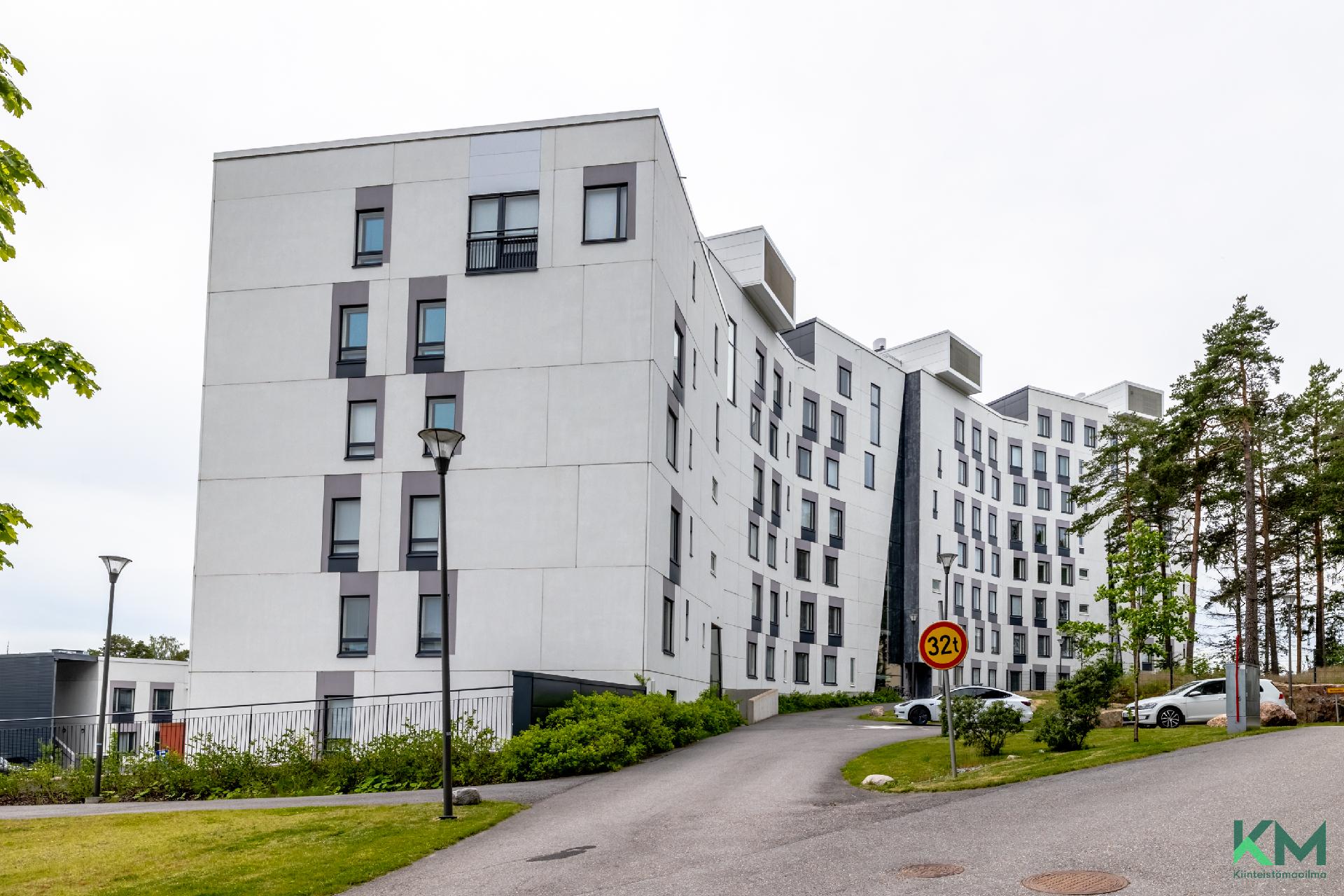 julkisivu talon takaa