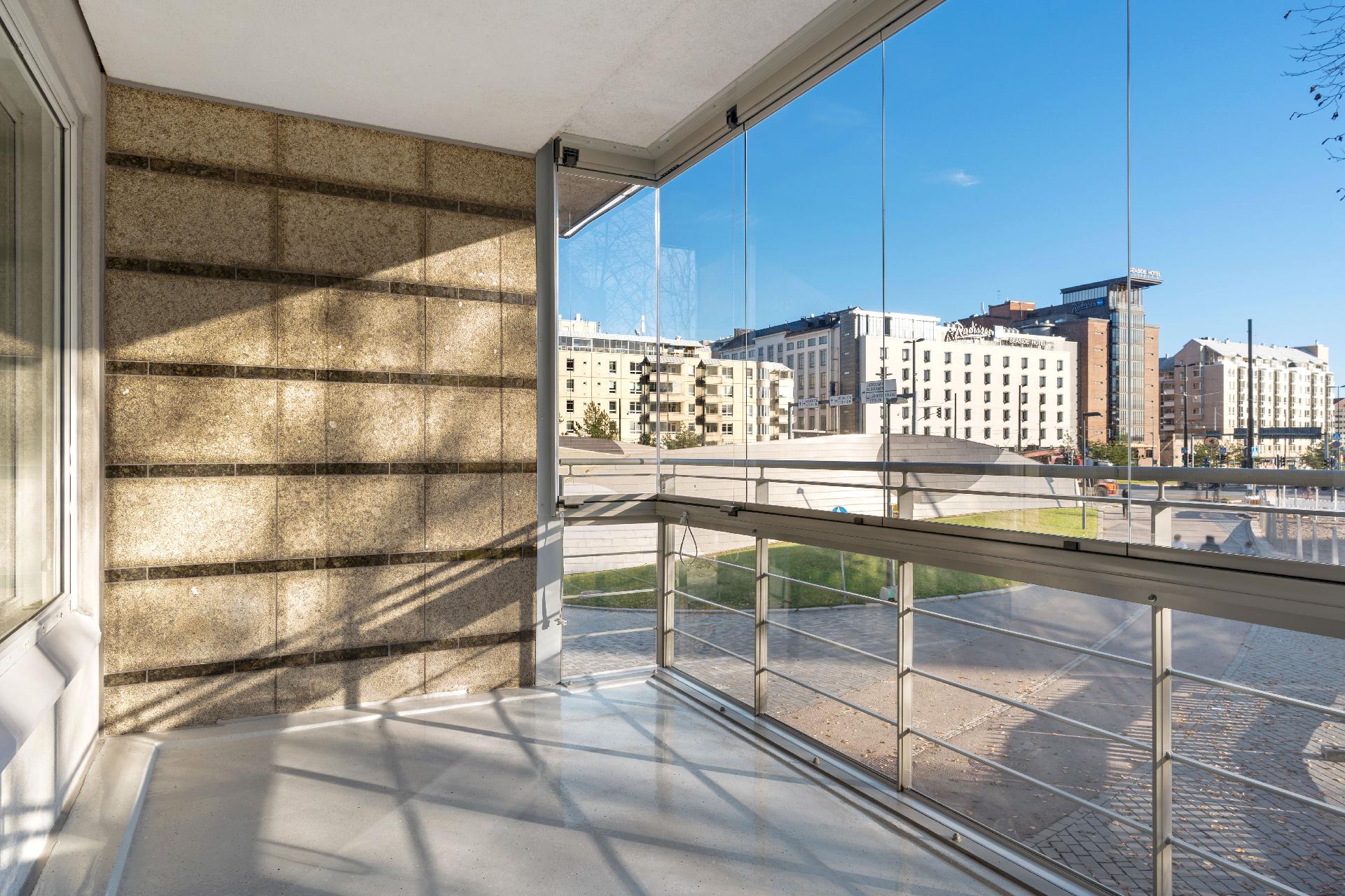 Suuri lasitettu terassiparveke etelään ja merelle!