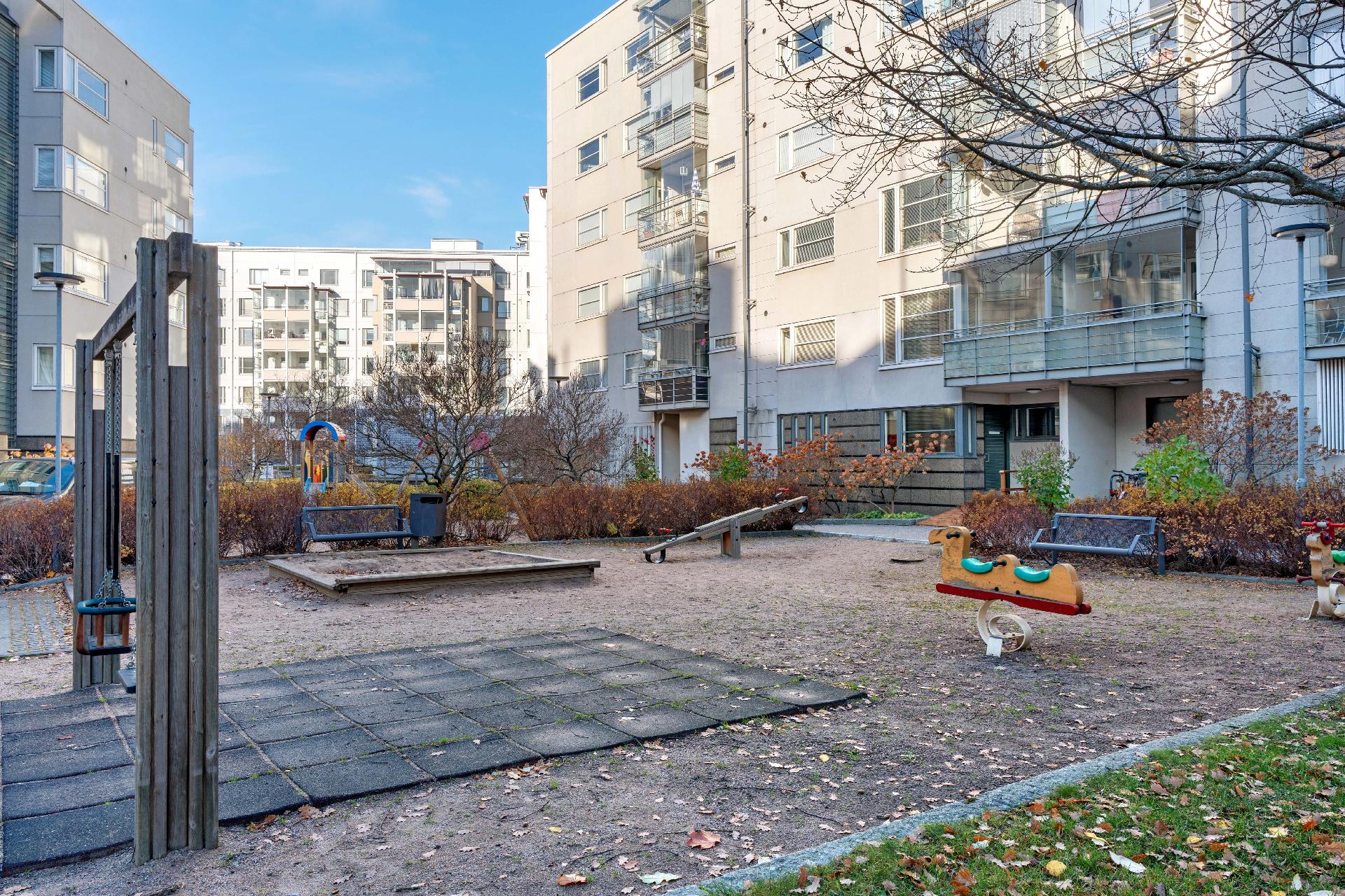 Lasten leikkipaikka sisäpihalla. 