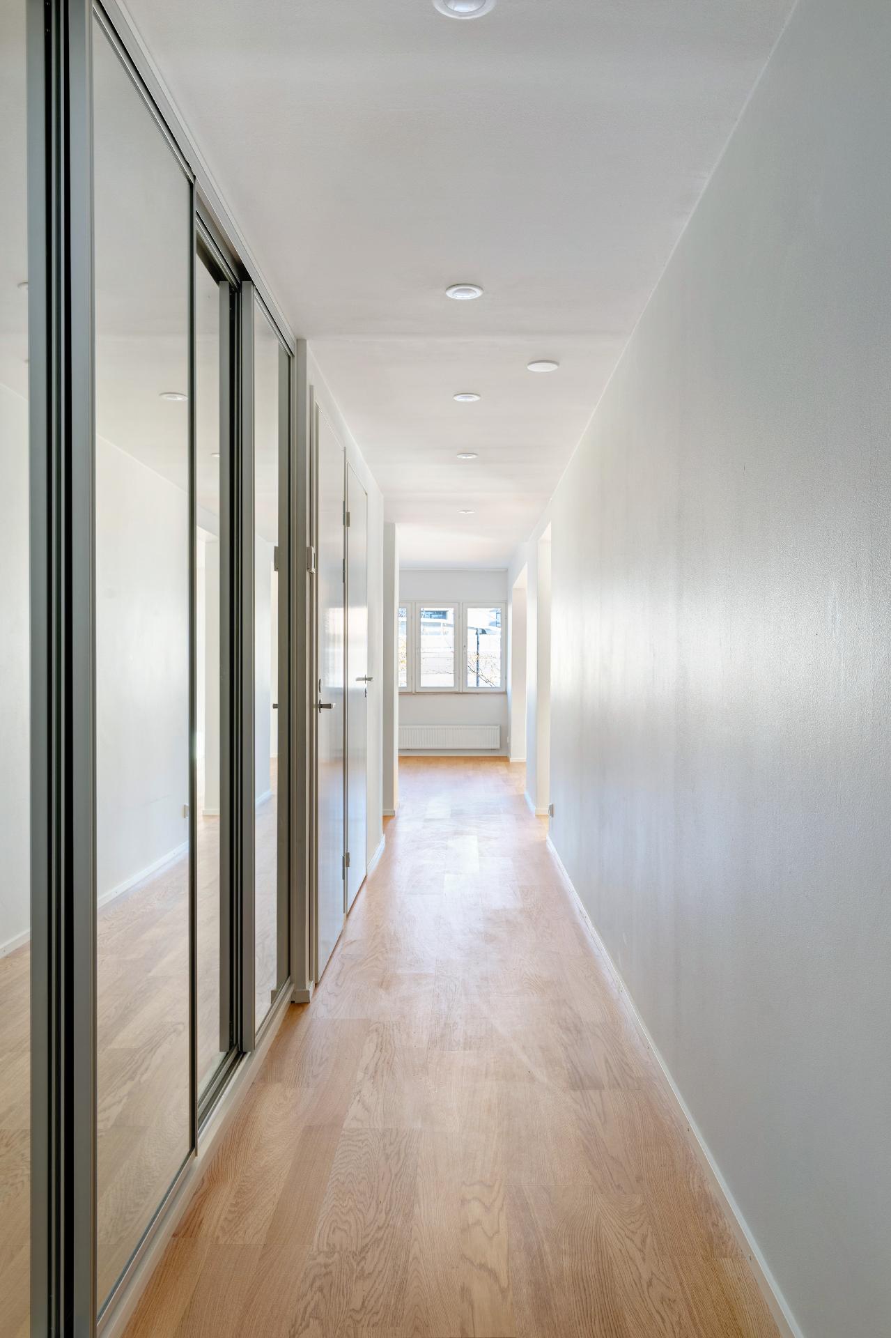 Eteinen peililiukuovikaapistolla!