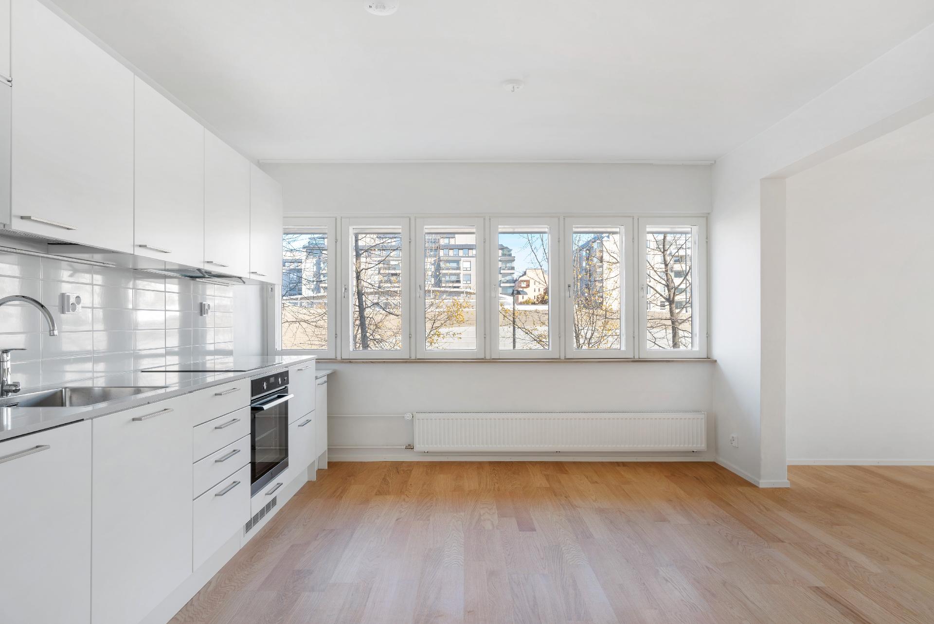 Avokeittiö tyhjänä. 