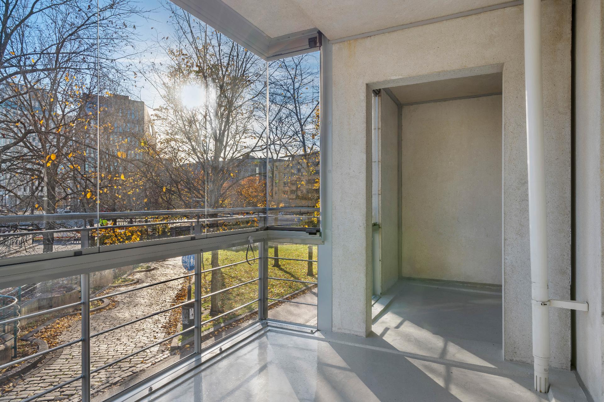 Kanavan läheisyys näkyy parvekkeelta.