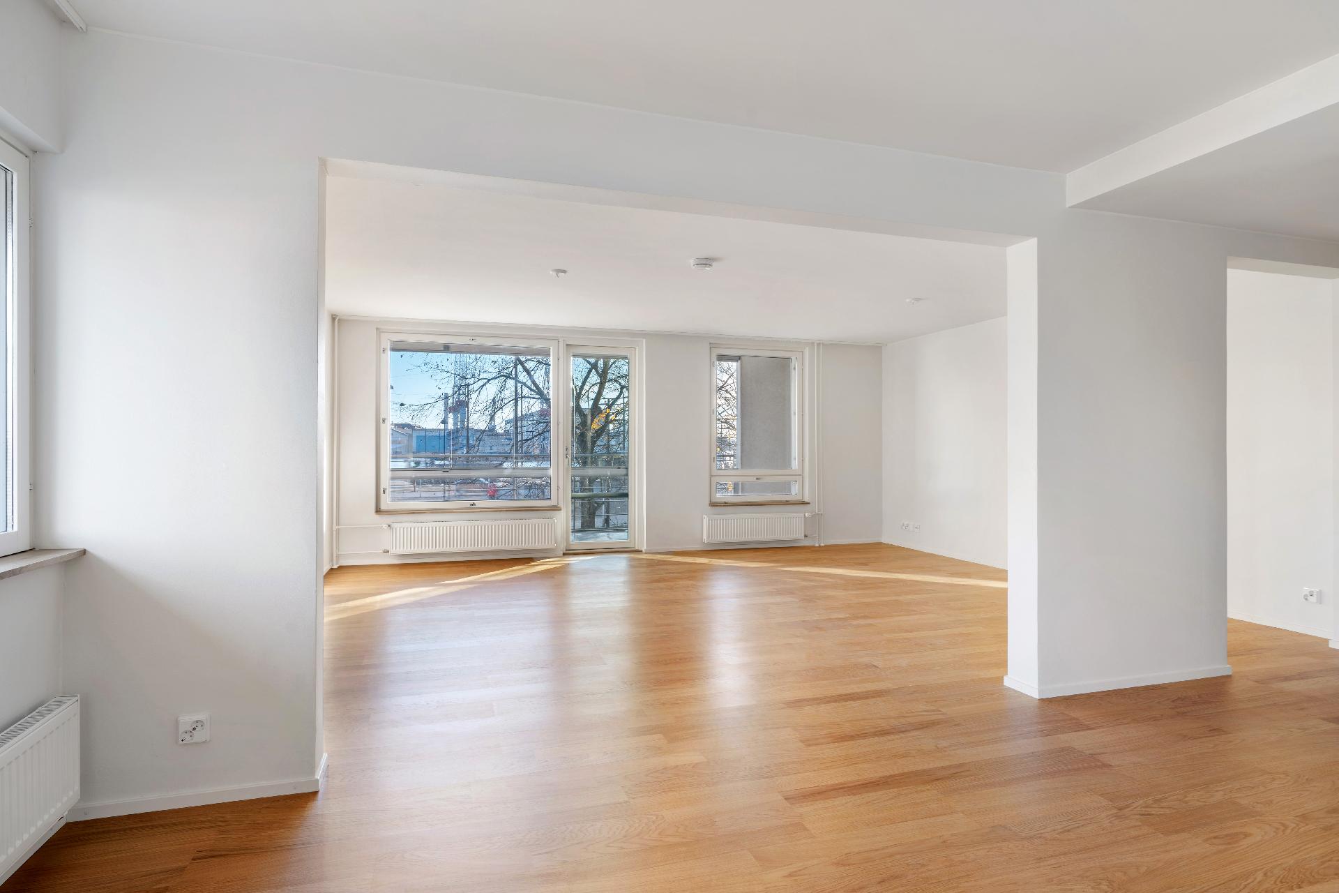 Keittiöstä olohuoneeseen - avointa yhtenäistä upeaa tilaa.