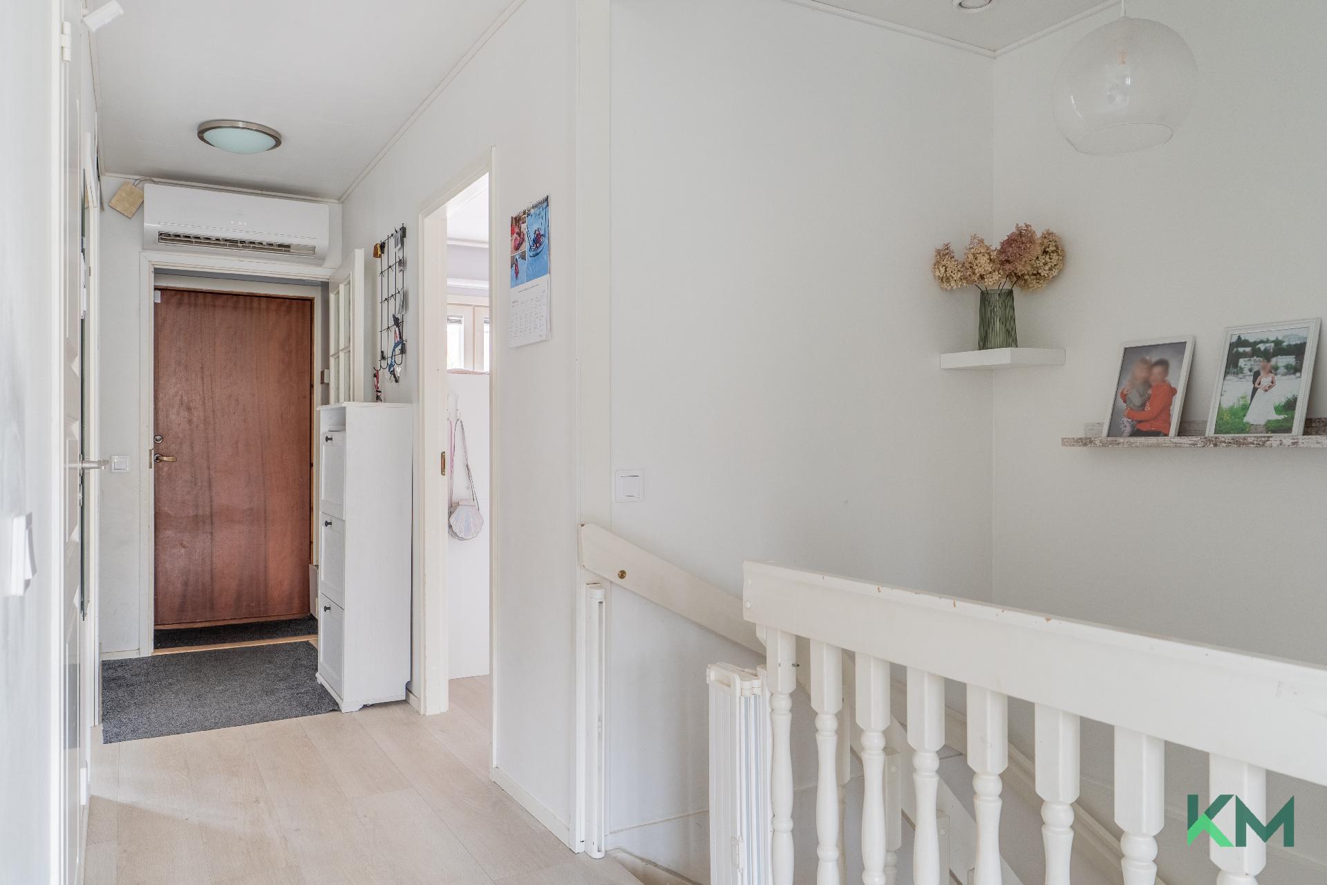 Eteiskäytävä, yläkerta, portaat